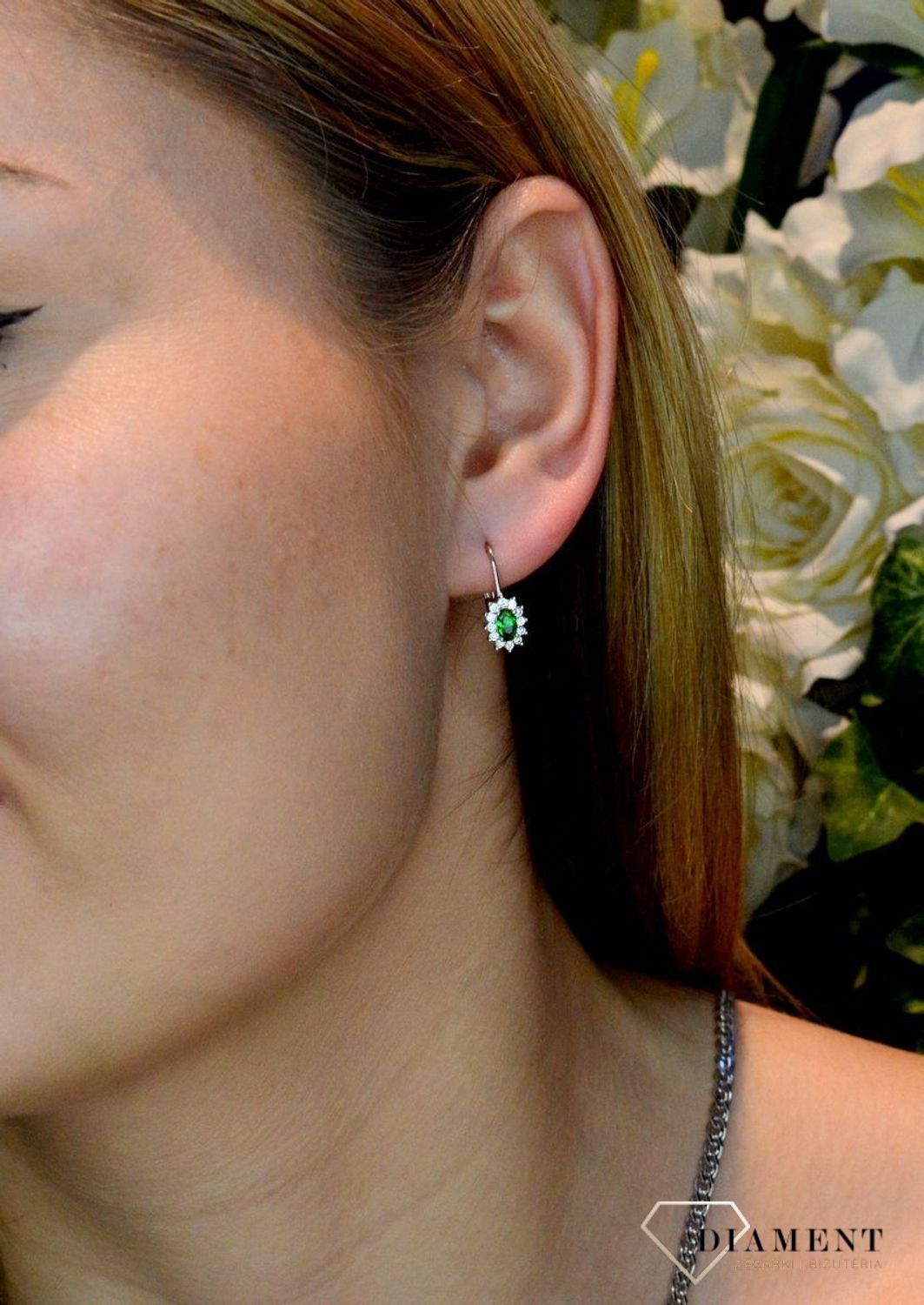 Srebrne kolczyki damskie zielona cyrkonia 925 DIA-KLC-8986-925. Klasyczne kolczyki. Zielone kolczyki. Dla mamy Na dzień matki. Prezent dla nastolatki. Dziecięce błyszczące kolczyki. zapięcie angielskie..jpg