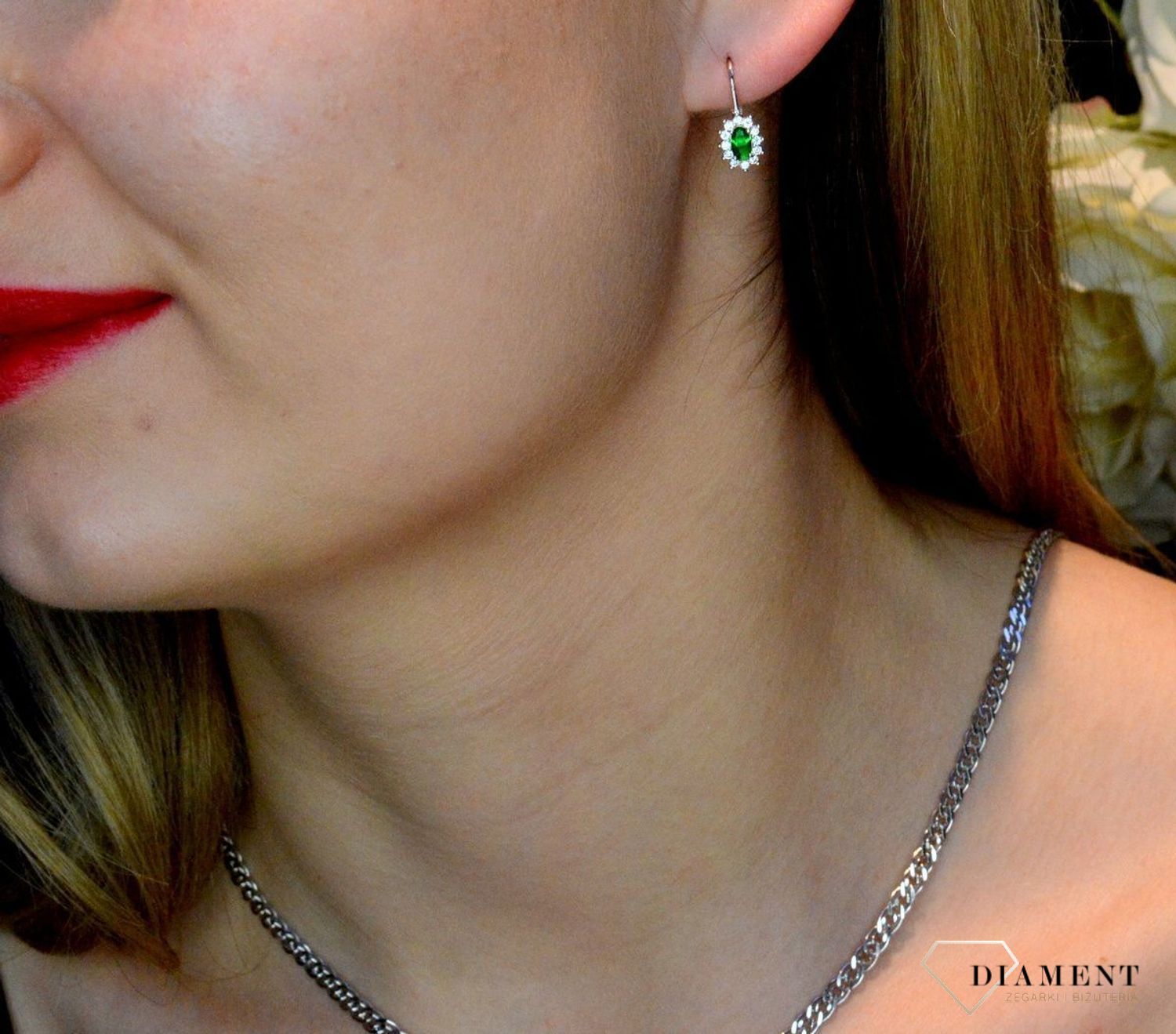 Srebrne kolczyki damskie zielona cyrkonia 925 DIA-KLC-8986-925. Klasyczne kolczyki. Zielone kolczyki. Dla mamy Na dzień matki. Prezent dla nastolatki. Dziecięce błyszczące kolczyki. zapięcie angielskie..jpg