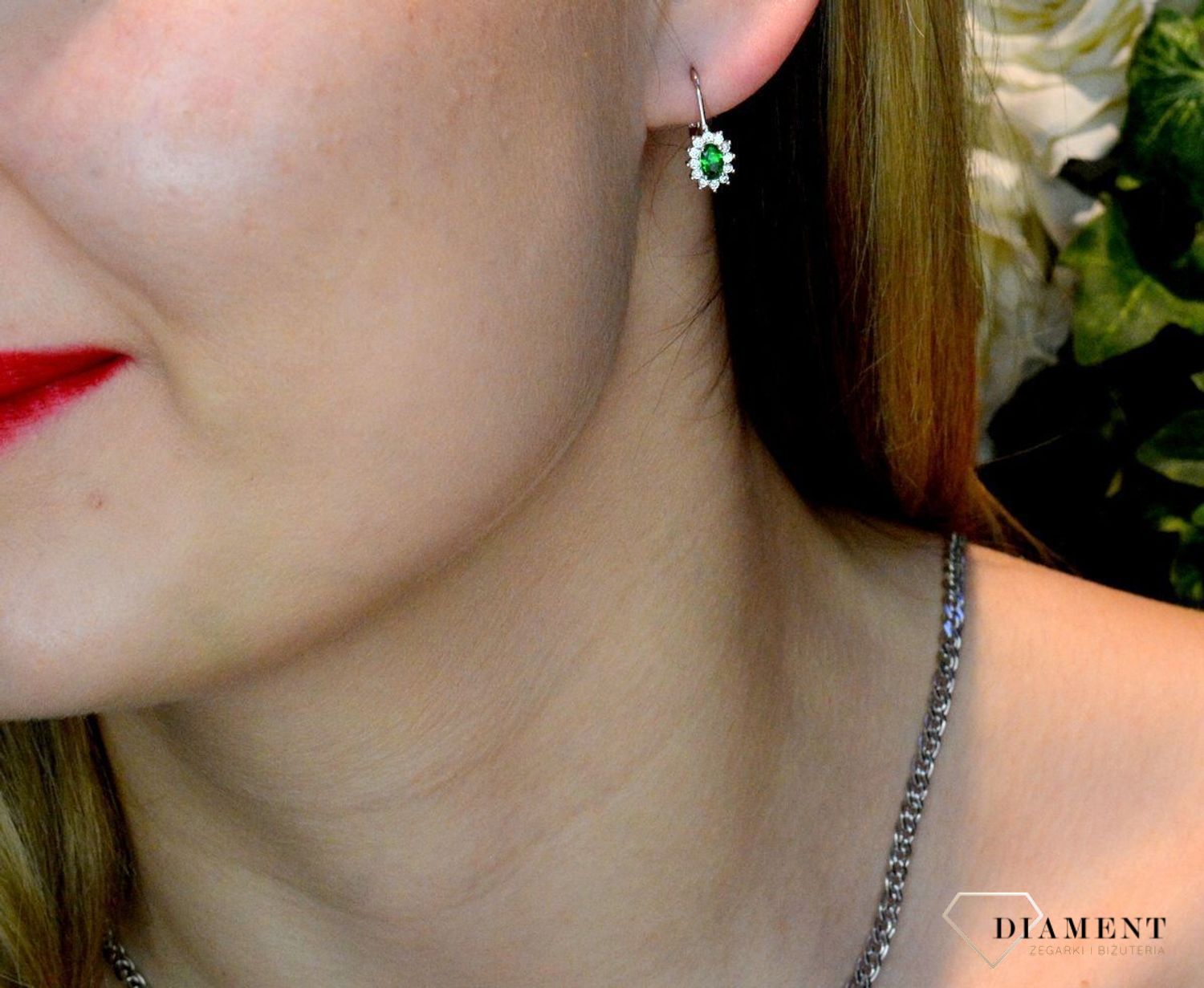 Srebrne kolczyki damskie zielona cyrkonia 925 DIA-KLC-8986-925. Klasyczne kolczyki. Zielone kolczyki. Dla mamy Na dzień matki. Prezent dla nastolatki. Dziecięce błyszczące kolczyki. zapięcie angielskie..jpg