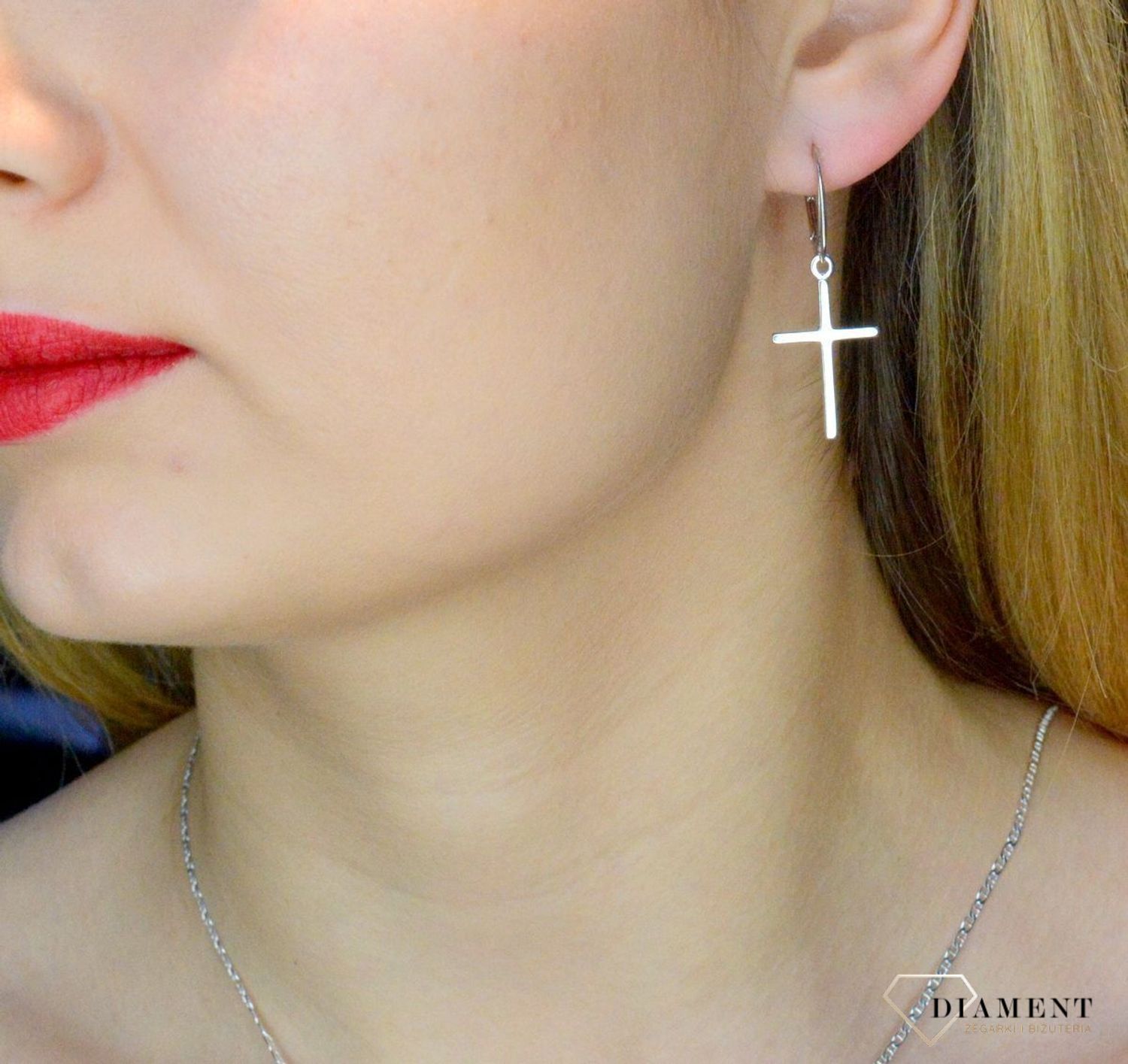 Srebrne kolczyki wiszące krzyże 925 DIA-KLC-8987-925.  Motyw lubiany przez blogerki z pewnością przypadnie do gustu każdej modnej kobiecie. Kolczyki krzyże. Insta kolczyki. Kolczyki blogerek. Modne kolczyki..jpg