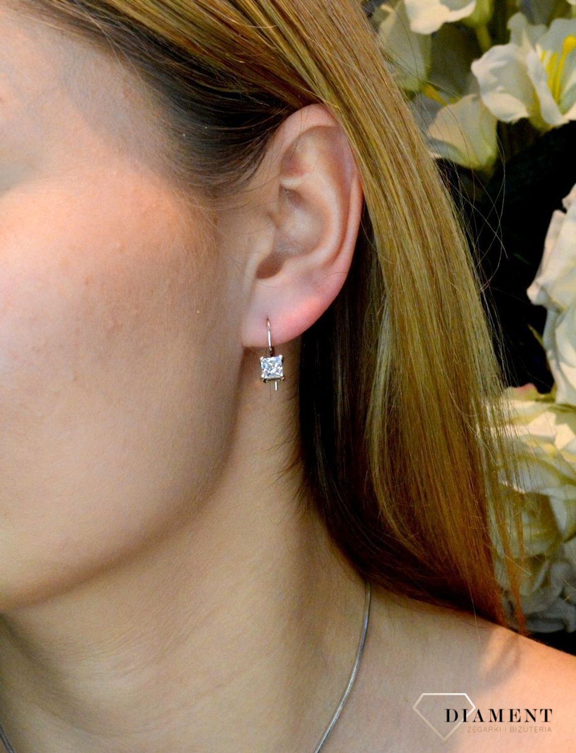 Srebrne damskie kolczyki Eleganckie klasyki bigiel 925 DIA-KLC-8991-925. Kolczyki na prezent. Kolczyki na dzień mamy. Kolczyki liście. Modna biżuteria. Dla mamy. Kobieca biżuteria. Elegancka biżuteria na co dzień..jpg