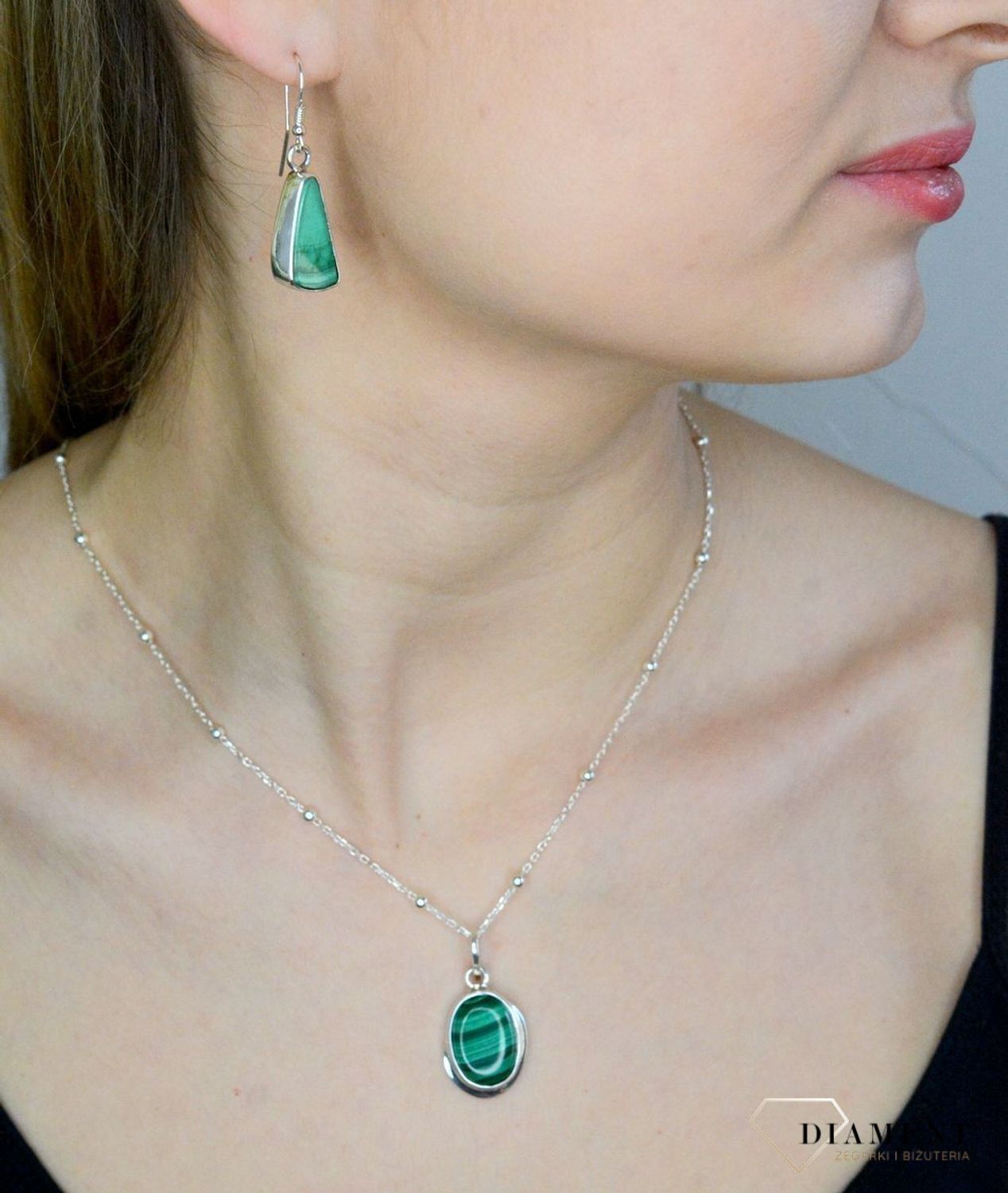 Srebrne kolczyki damskie wiszące z malachitem DIA-KLC-8993-925. . Kolczyki, które zachwycają jakością swojego wykonania dzięki czemu są nie tylko idealnym dodatkiem do każdej stylizacji ale również praktyczną i wygodną opcją p.jpg