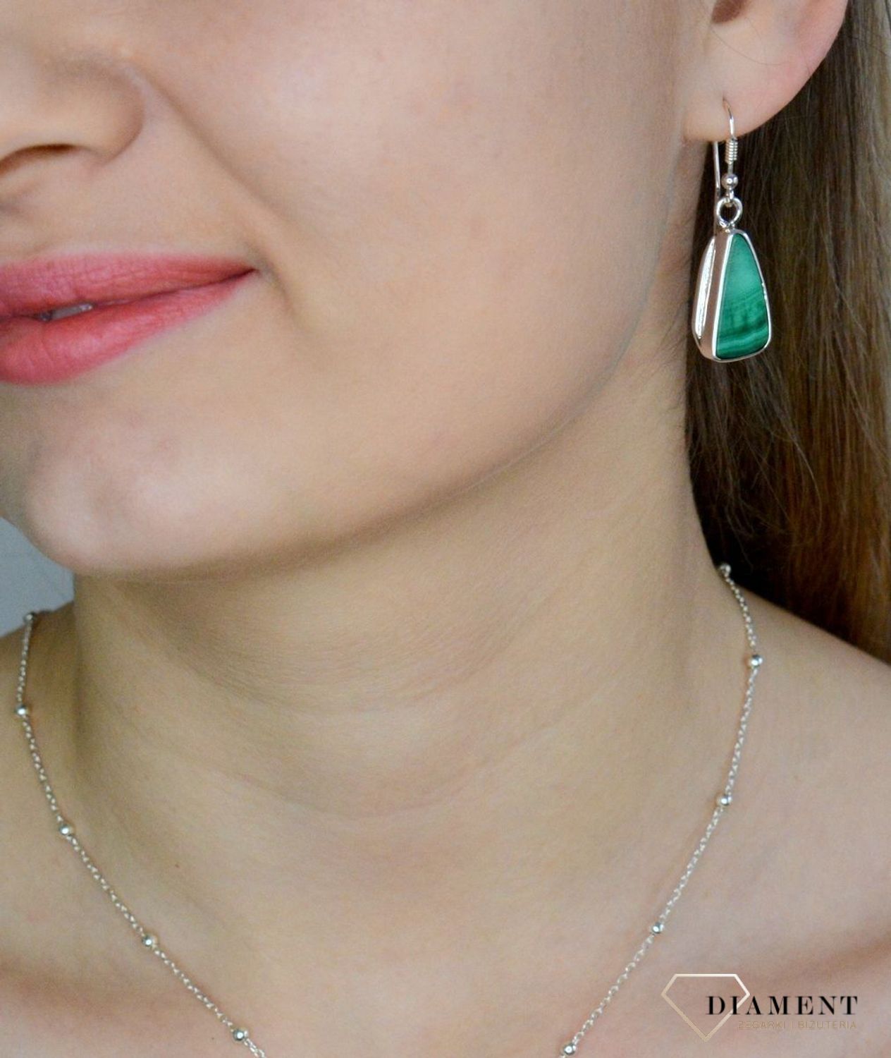 Srebrne kolczyki damskie wiszące z malachitem DIA-KLC-8993-925. . Kolczyki, które zachwycają jakością swojego wykonania dzięki czemu są nie tylko idealnym dodatkiem do każdej stylizacji ale również praktyczną i wygodną opcją p.jpg