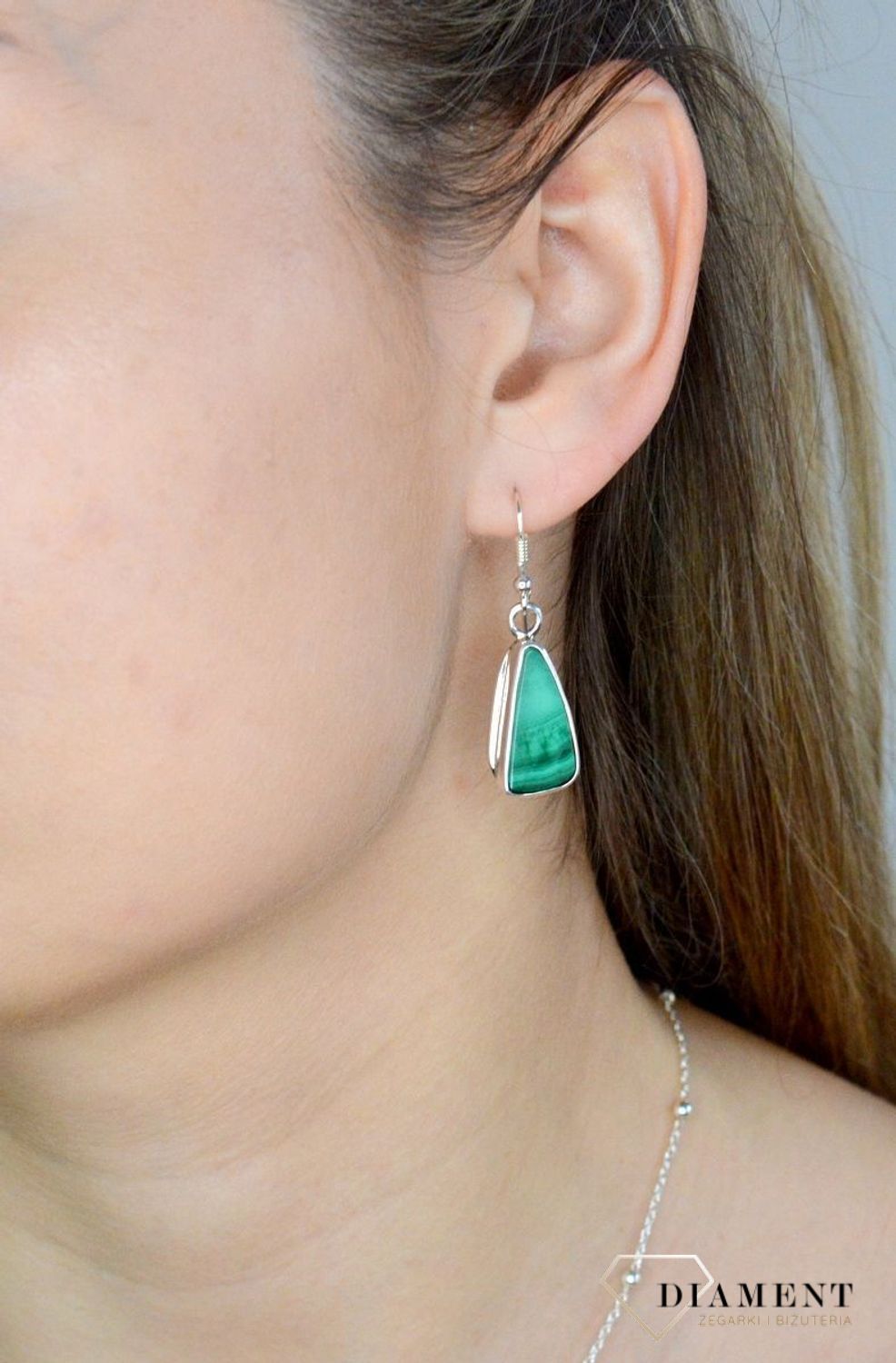 Srebrne kolczyki damskie wiszące z malachitem DIA-KLC-8993-925. . Kolczyki, które zachwycają jakością swojego wykonania dzięki czemu są nie tylko idealnym dodatkiem do każdej stylizacji ale również praktyczną i wygodną opcją p.jpg
