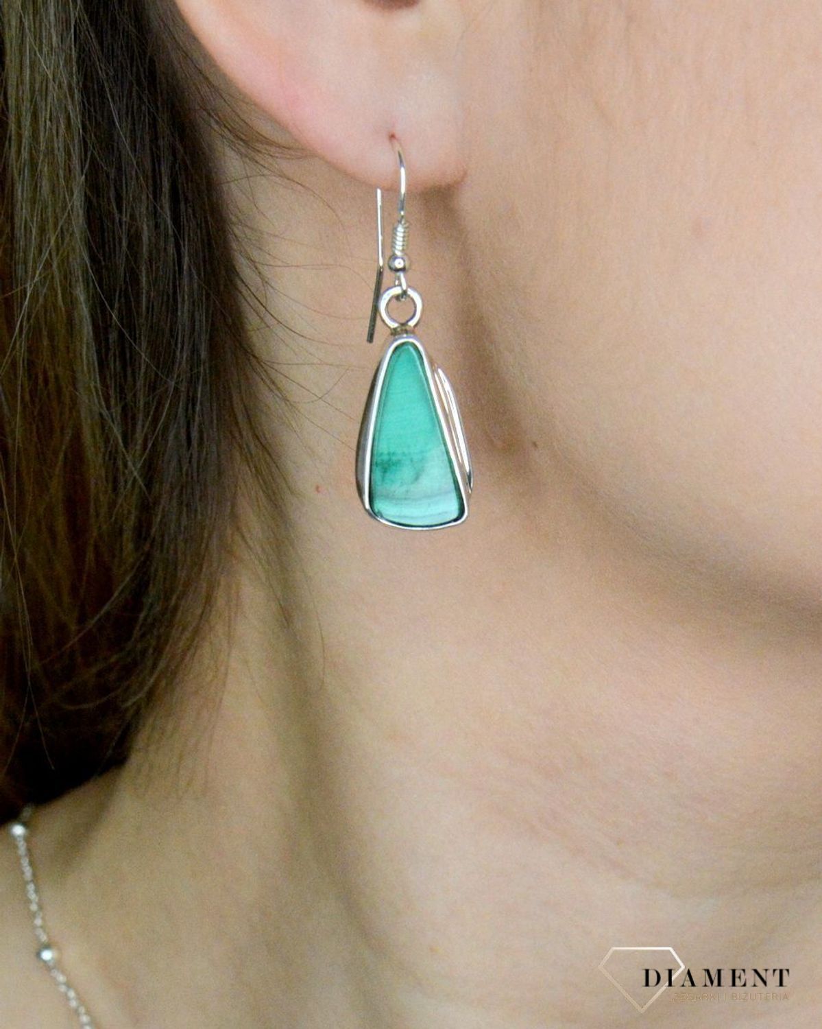 Srebrne kolczyki damskie wiszące z malachitem DIA-KLC-8993-925. . Kolczyki, które zachwycają jakością swojego wykonania dzięki czemu są nie tylko idealnym dodatkiem do każdej stylizacji ale również praktyczną i wygodną opcją p.jpg