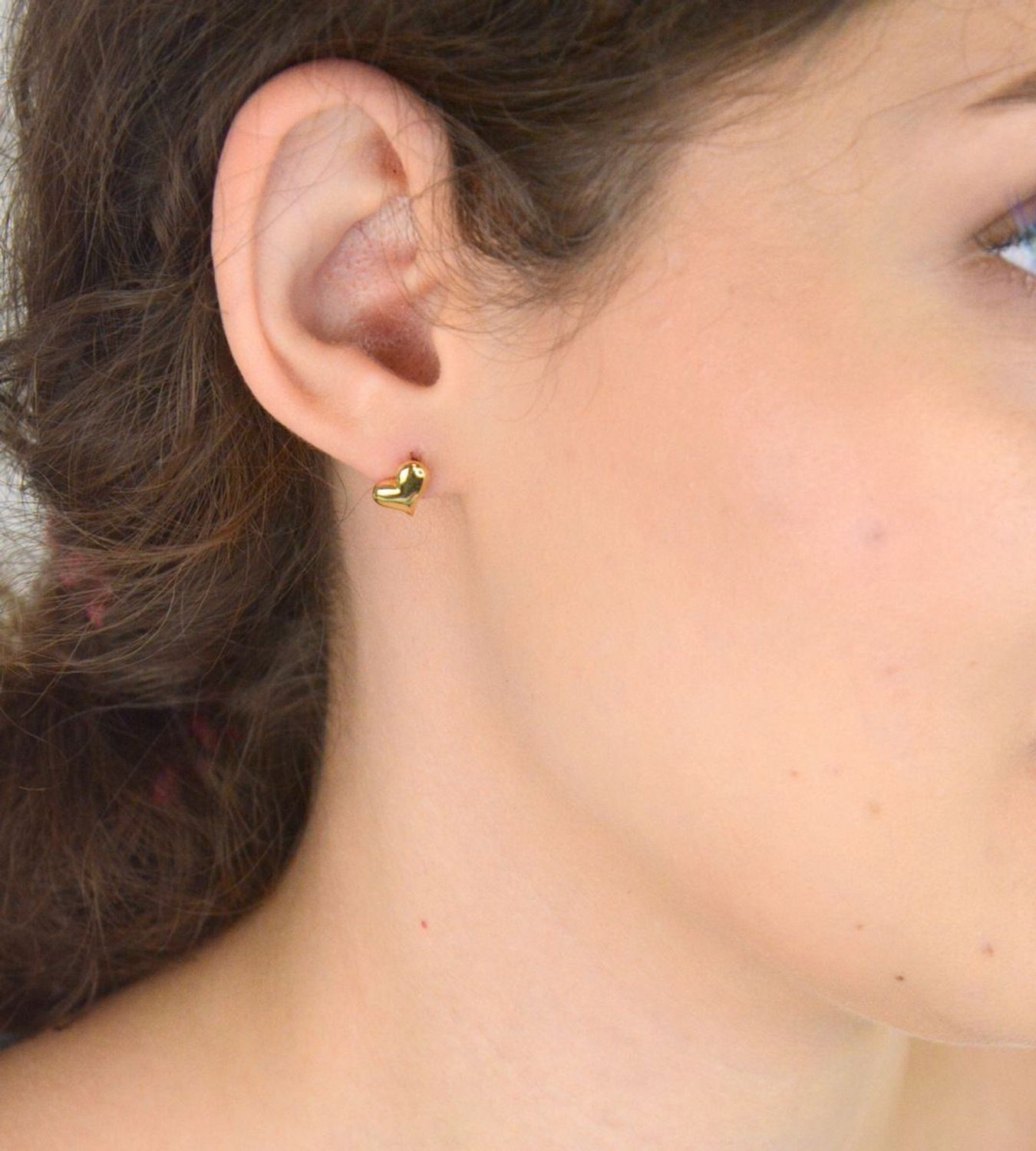 Urocze pozłacane kolczyki w kształcie serduszek, srebro próby 925. Delikatne i kobiece – idealne na co dzień i na prezent. Model DIA-KLC-8994-925.1.jpg