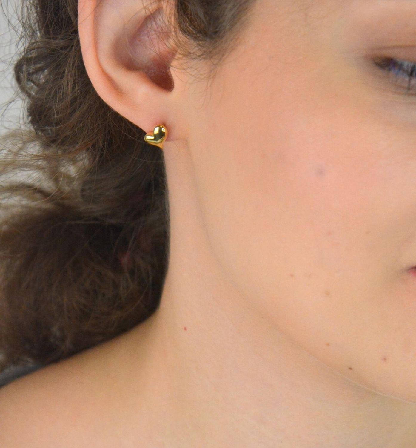 Urocze pozłacane kolczyki w kształcie serduszek, srebro próby 925. Delikatne i kobiece – idealne na co dzień i na prezent. Model DIA-KLC-8994-925.1.jpg