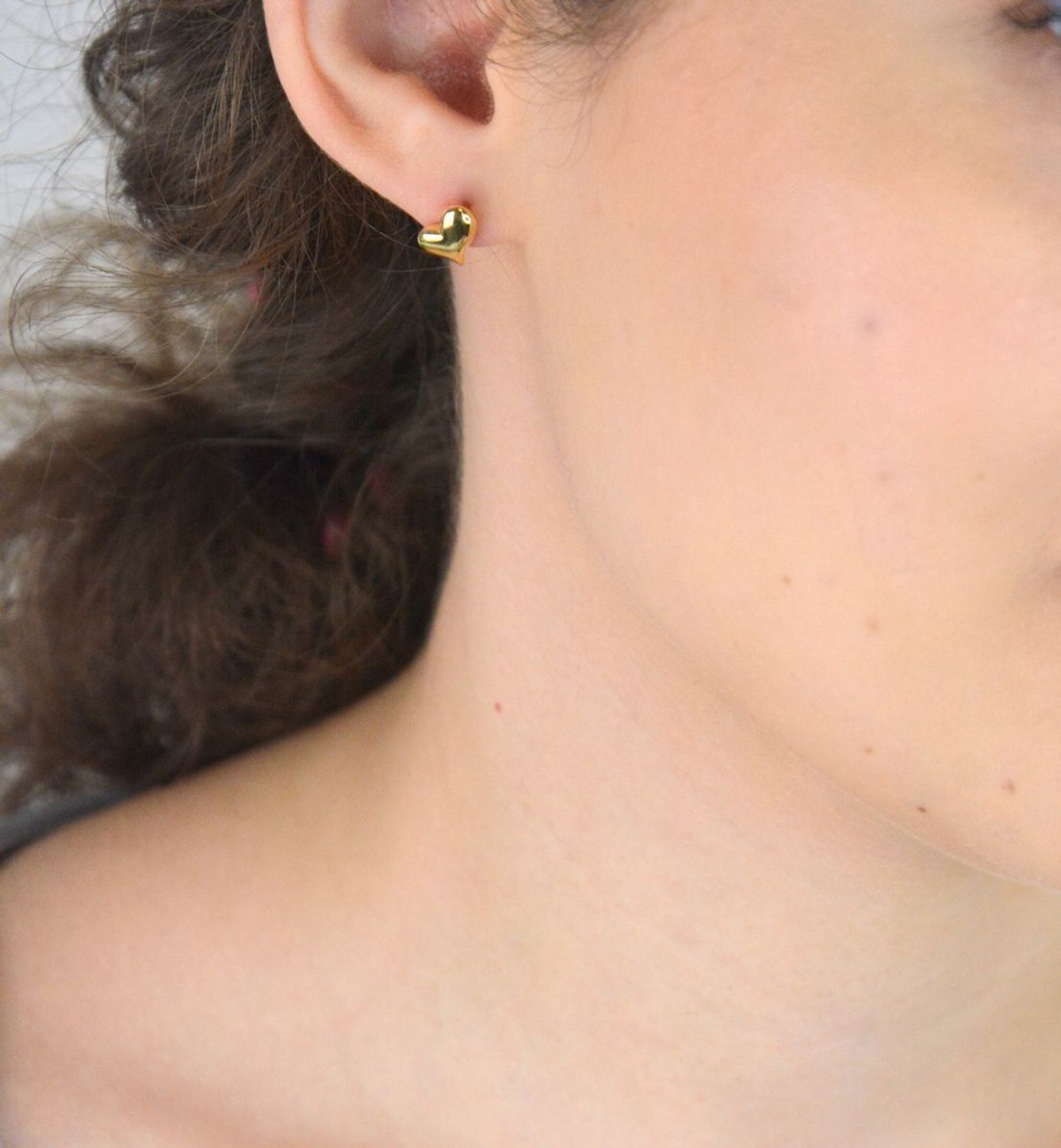 Urocze pozłacane kolczyki w kształcie serduszek, srebro próby 925. Delikatne i kobiece – idealne na co dzień i na prezent. Model DIA-KLC-8994-925.1.jpg