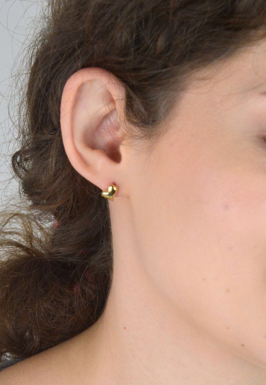 Urocze pozłacane kolczyki w kształcie serduszek, srebro próby 925. Delikatne i kobiece – idealne na co dzień i na prezent. Model DIA-KLC-8994-925.1.jpg