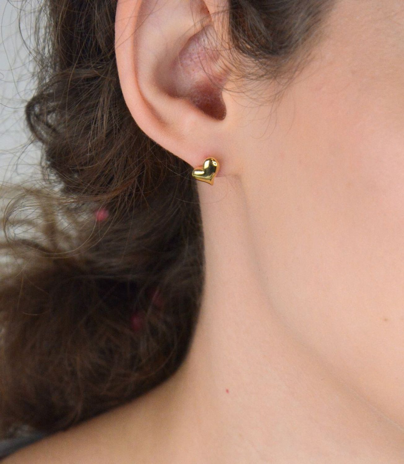 Urocze pozłacane kolczyki w kształcie serduszek, srebro próby 925. Delikatne i kobiece – idealne na co dzień i na prezent. Model DIA-KLC-8994-925.1.jpg