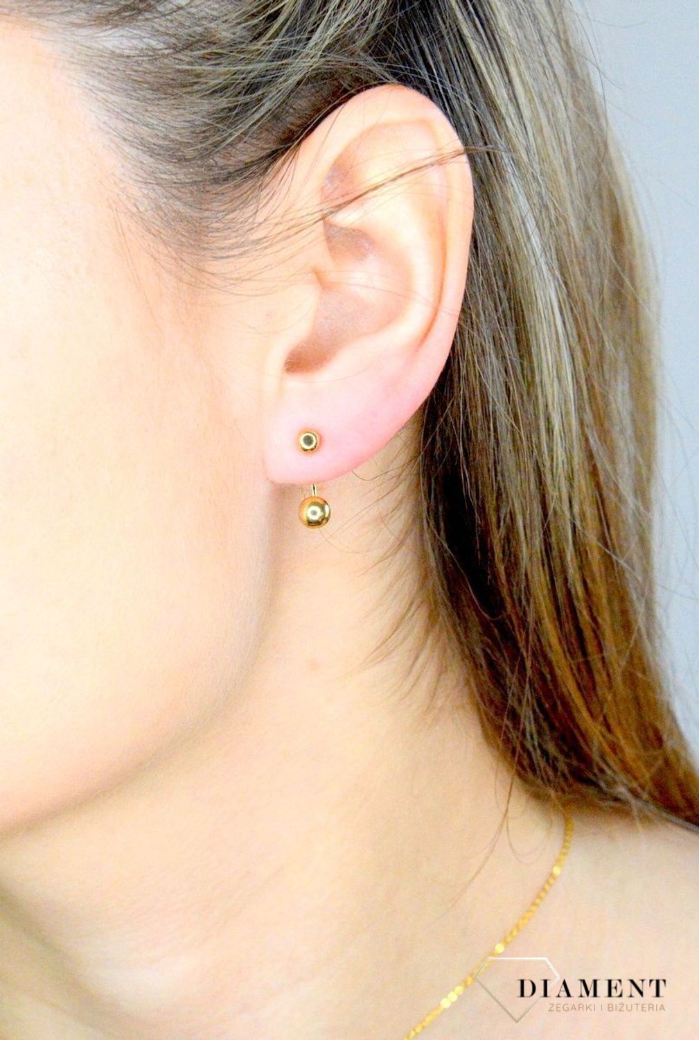 Złote kolczyki 333 kulki zausznice DIA-KLC-9056-333. Wyjątkowe kolczyki inspirowane motywem koła ukazują kolejną odsłonę biżuterii, w której został przełamany ponadczasowym blaskiem wyjątkowego kruszcu. Delikatne kolczyki w fo.jpg