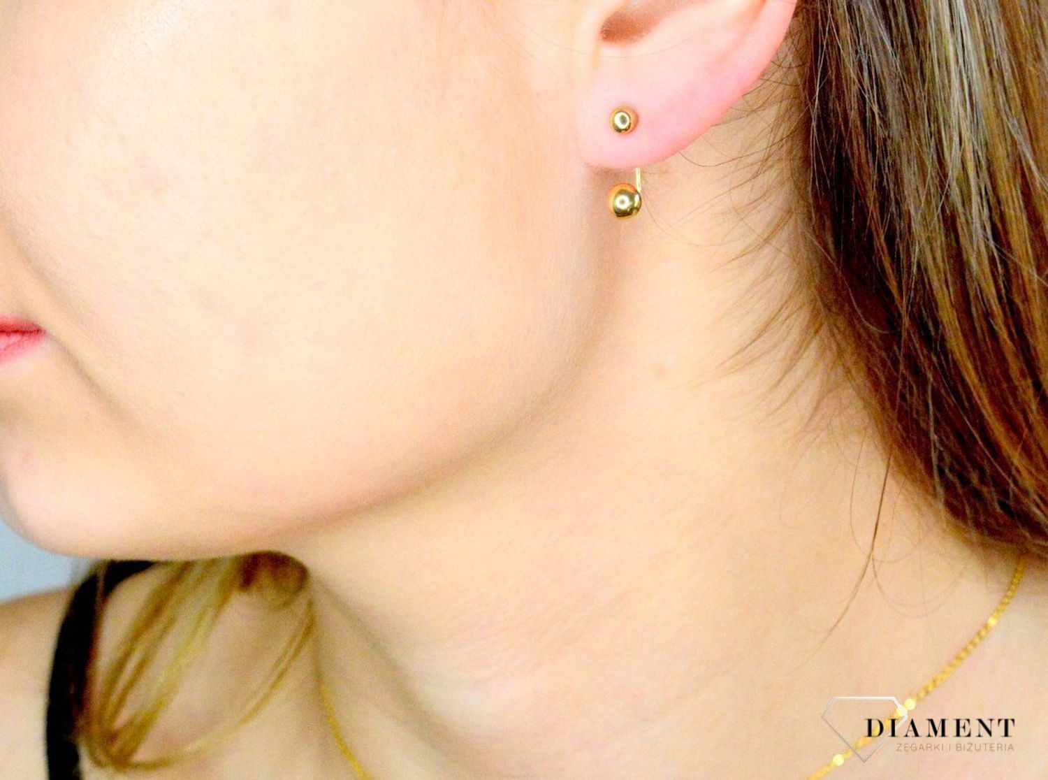 Złote kolczyki 333 kulki zausznice DIA-KLC-9056-333. Wyjątkowe kolczyki inspirowane motywem koła ukazują kolejną odsłonę biżuterii, w której został przełamany ponadczasowym blaskiem wyjątkowego kruszcu. Delikatne kolczyki w fo.jpg