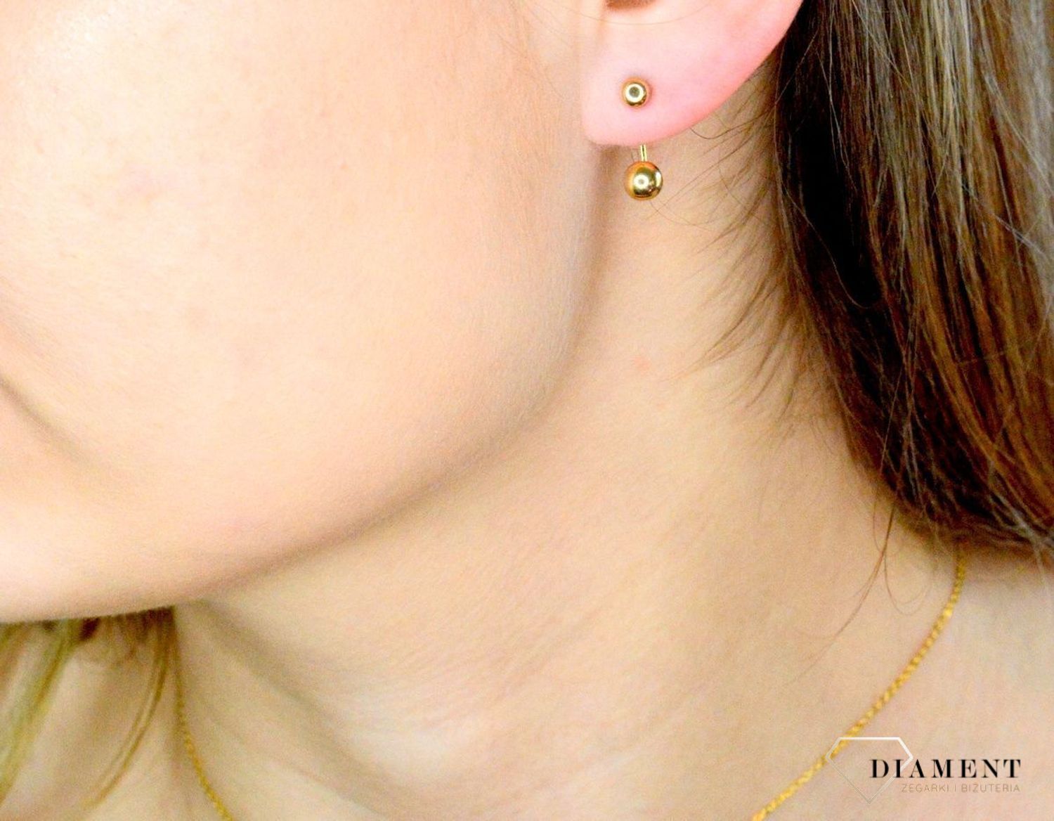 Złote kolczyki 333 kulki zausznice DIA-KLC-9056-333. Wyjątkowe kolczyki inspirowane motywem koła ukazują kolejną odsłonę biżuterii, w której został przełamany ponadczasowym blaskiem wyjątkowego kruszcu. Delikatne kolczyki w fo.jpg