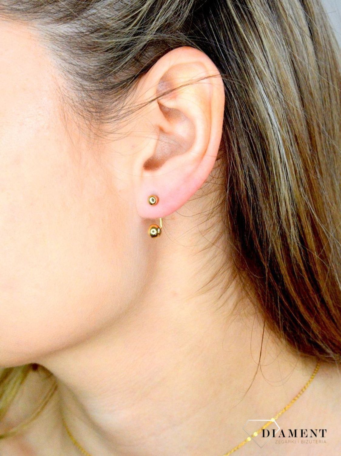 Złote kolczyki 333 kulki zausznice DIA-KLC-9056-333. Wyjątkowe kolczyki inspirowane motywem koła ukazują kolejną odsłonę biżuterii, w której został przełamany ponadczasowym blaskiem wyjątkowego kruszcu. Delikatne kolczyki w fo.jpg