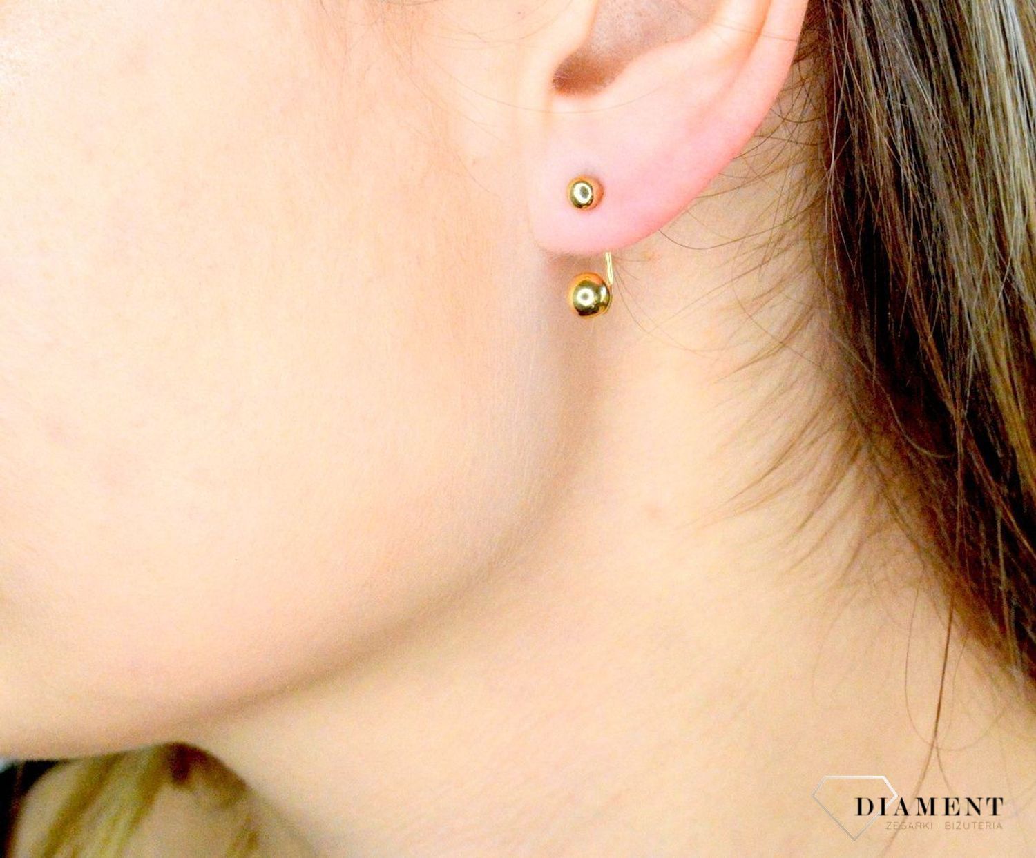 Złote kolczyki 333 kulki zausznice DIA-KLC-9056-333. Wyjątkowe kolczyki inspirowane motywem koła ukazują kolejną odsłonę biżuterii, w której został przełamany ponadczasowym blaskiem wyjątkowego kruszcu. Delikatne kolczyki w fo.jpg