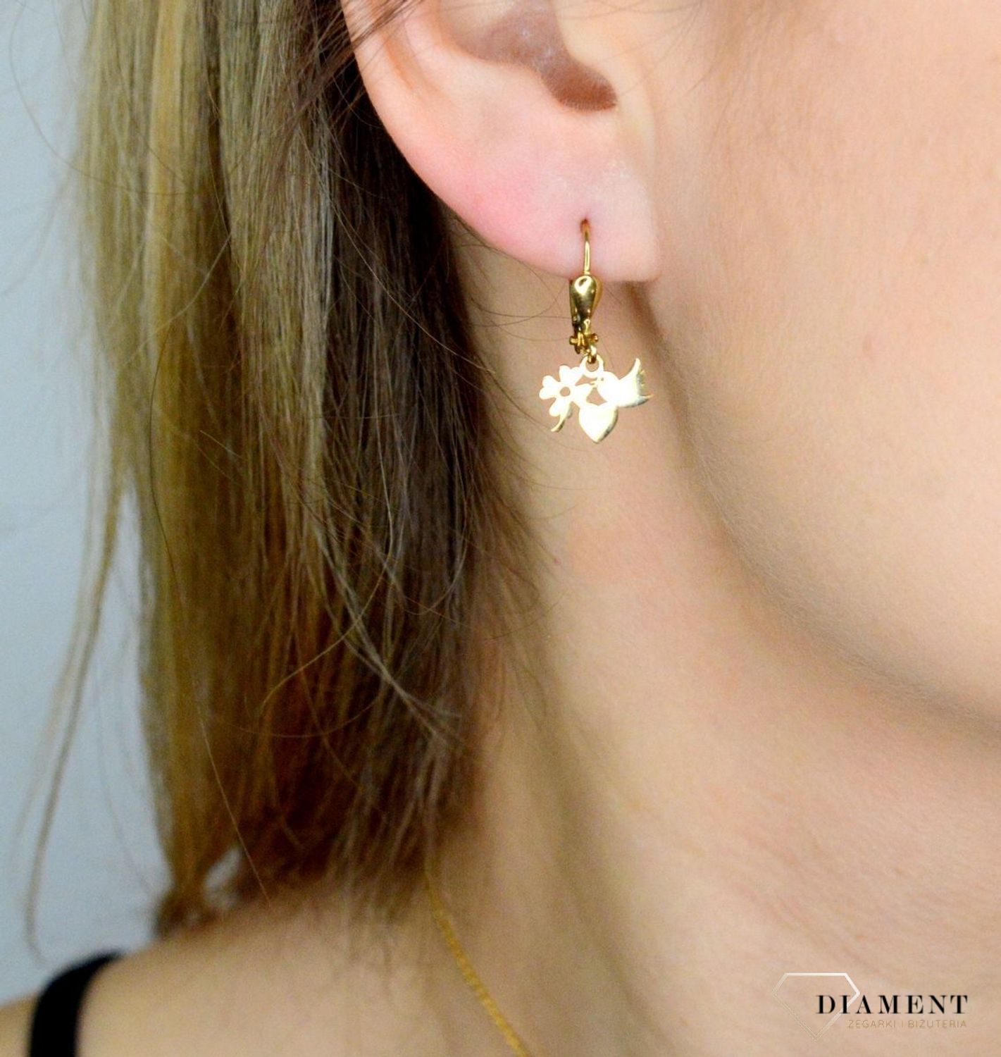 Złote kolczyki 333 z wiszącymi elementami ozdobnymi DIA-KLC-9057-333. Delikatne kolczyki z wiszącymi elementami ozdobnymi (koniczynka, serce, ptaszek). Kolczyki idealne dla małej modnisi. Kolczyki złote na prezent..jpg