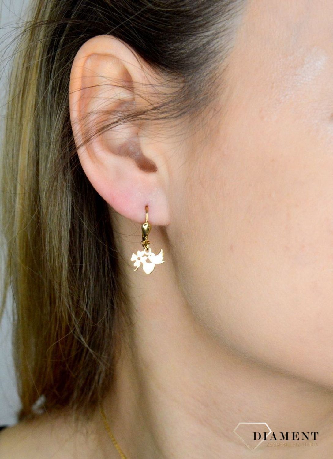 Złote kolczyki 333 z wiszącymi elementami ozdobnymi DIA-KLC-9057-333. Delikatne kolczyki z wiszącymi elementami ozdobnymi (koniczynka, serce, ptaszek). Kolczyki idealne dla małej modnisi. Kolczyki złote na prezent..jpg