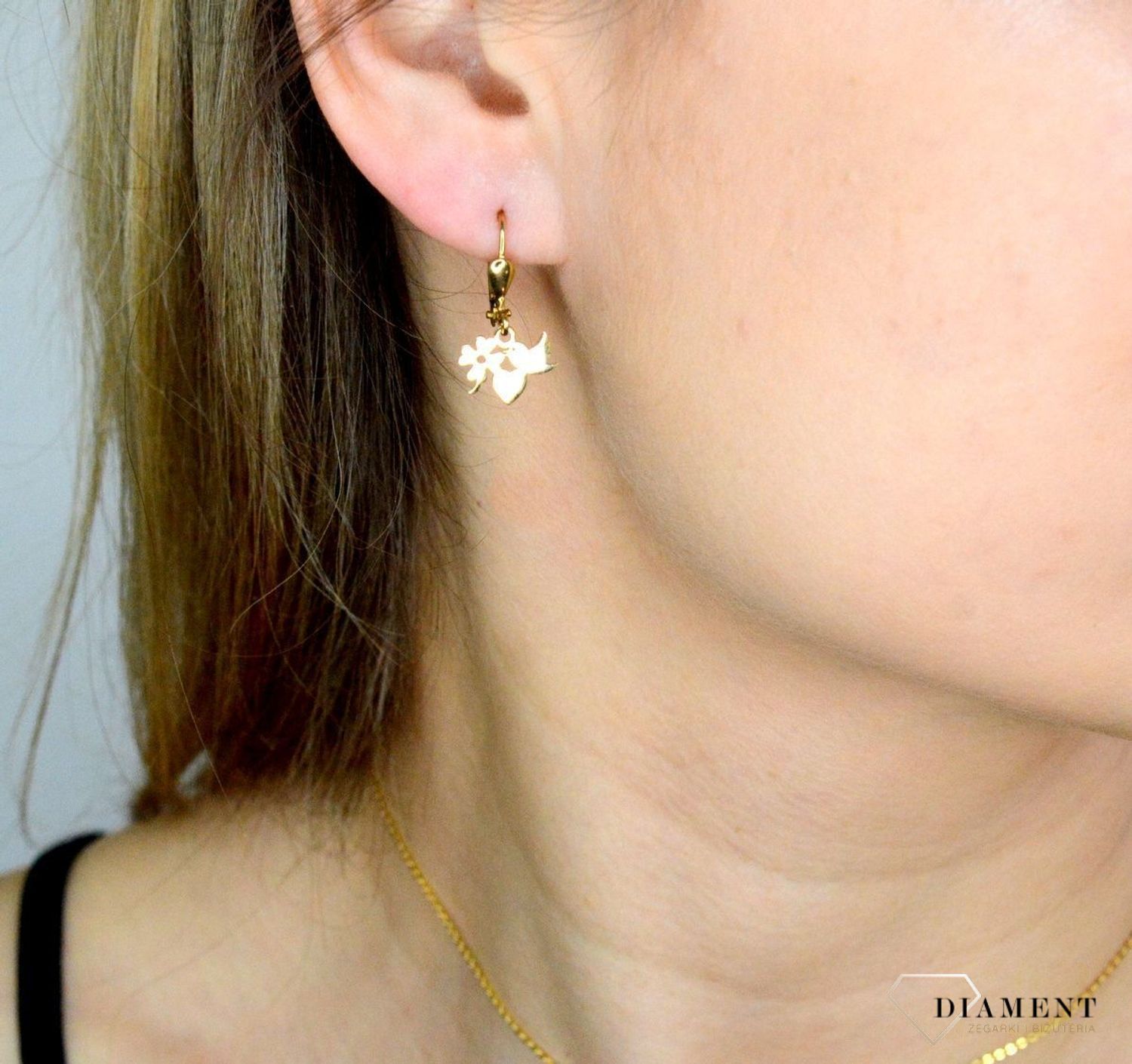 Złote kolczyki 333 z wiszącymi elementami ozdobnymi DIA-KLC-9057-333. Delikatne kolczyki z wiszącymi elementami ozdobnymi (koniczynka, serce, ptaszek). Kolczyki idealne dla małej modnisi. Kolczyki złote na prezent..jpg