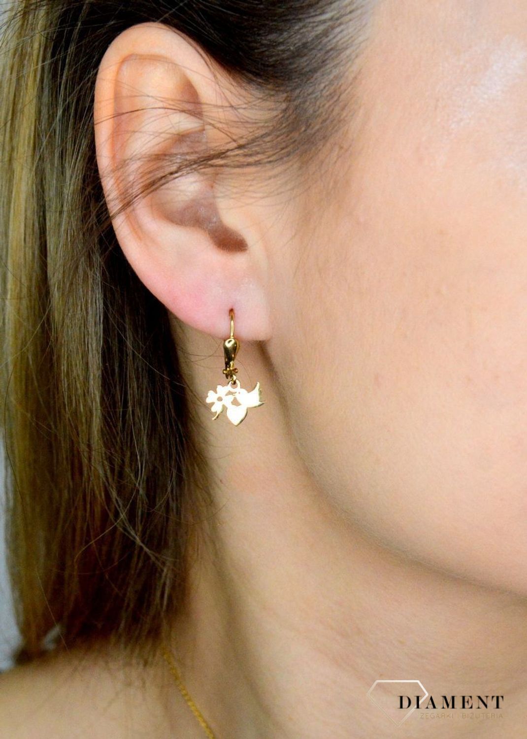 Złote kolczyki 333 z wiszącymi elementami ozdobnymi DIA-KLC-9057-333. Delikatne kolczyki z wiszącymi elementami ozdobnymi (koniczynka, serce, ptaszek). Kolczyki idealne dla małej modnisi. Kolczyki złote na prezent..jpg