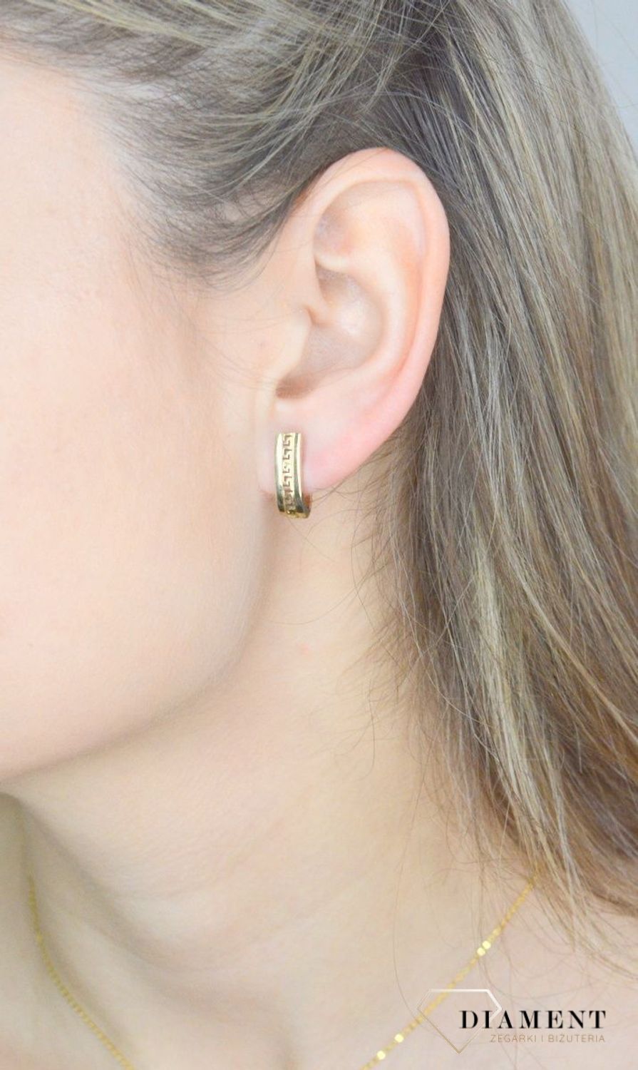 Złote kolczyki 333 'Droga grecka' DIA-KLC-9060-333. Kolczyki to dodatek idealny dla kobiet w każdym wieku. Kolczyki zostały wykonane z złota próba 333 i posiadają wygodne zapięcie angielskie. Kolczyki z motywem Drogi Greckiej..jpg