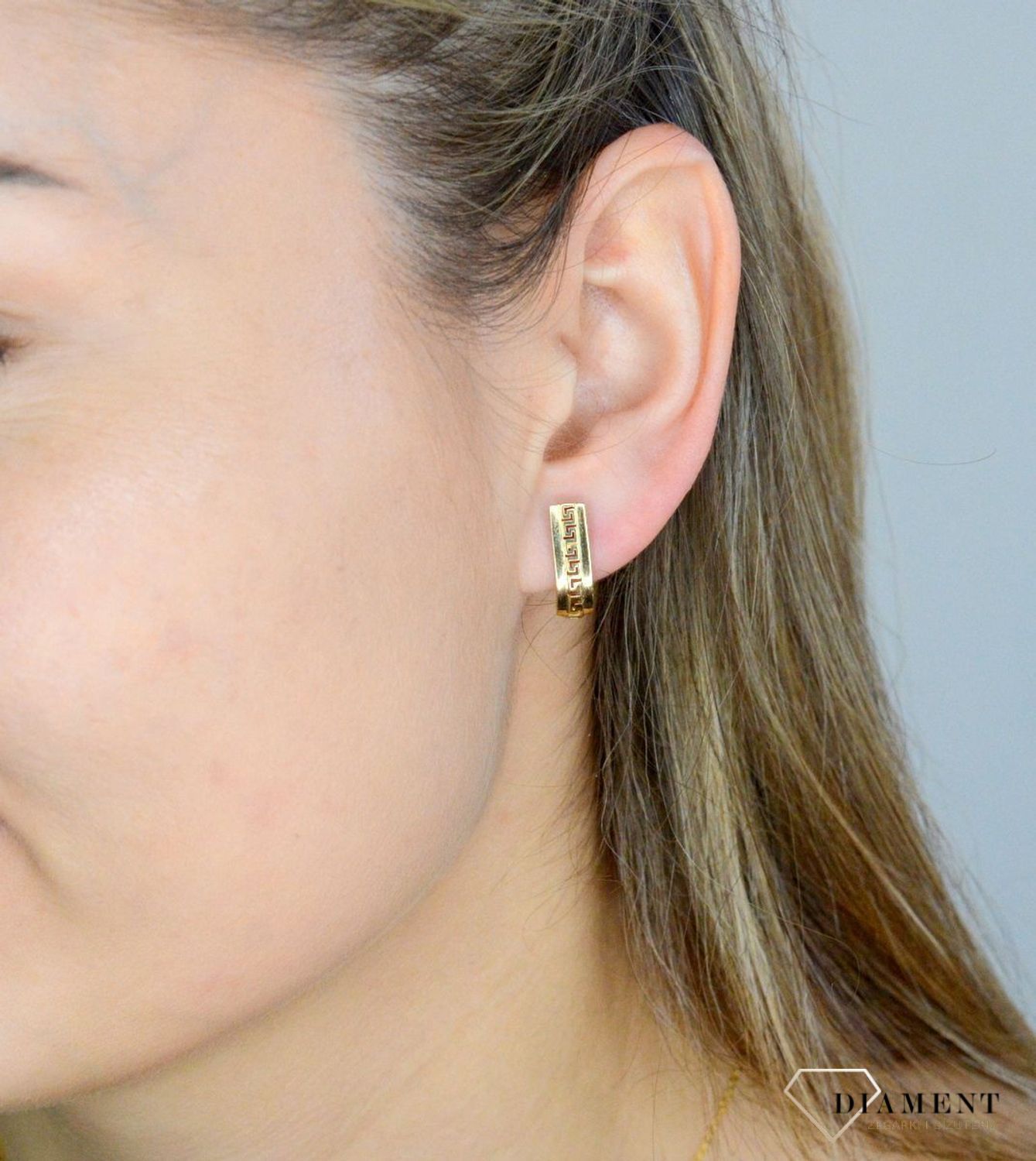 Złote kolczyki 333 'Droga grecka' DIA-KLC-9060-333. Kolczyki to dodatek idealny dla kobiet w każdym wieku. Kolczyki zostały wykonane z złota próba 333 i posiadają wygodne zapięcie angielskie. Kolczyki z motywem Drogi Greckiej..jpg