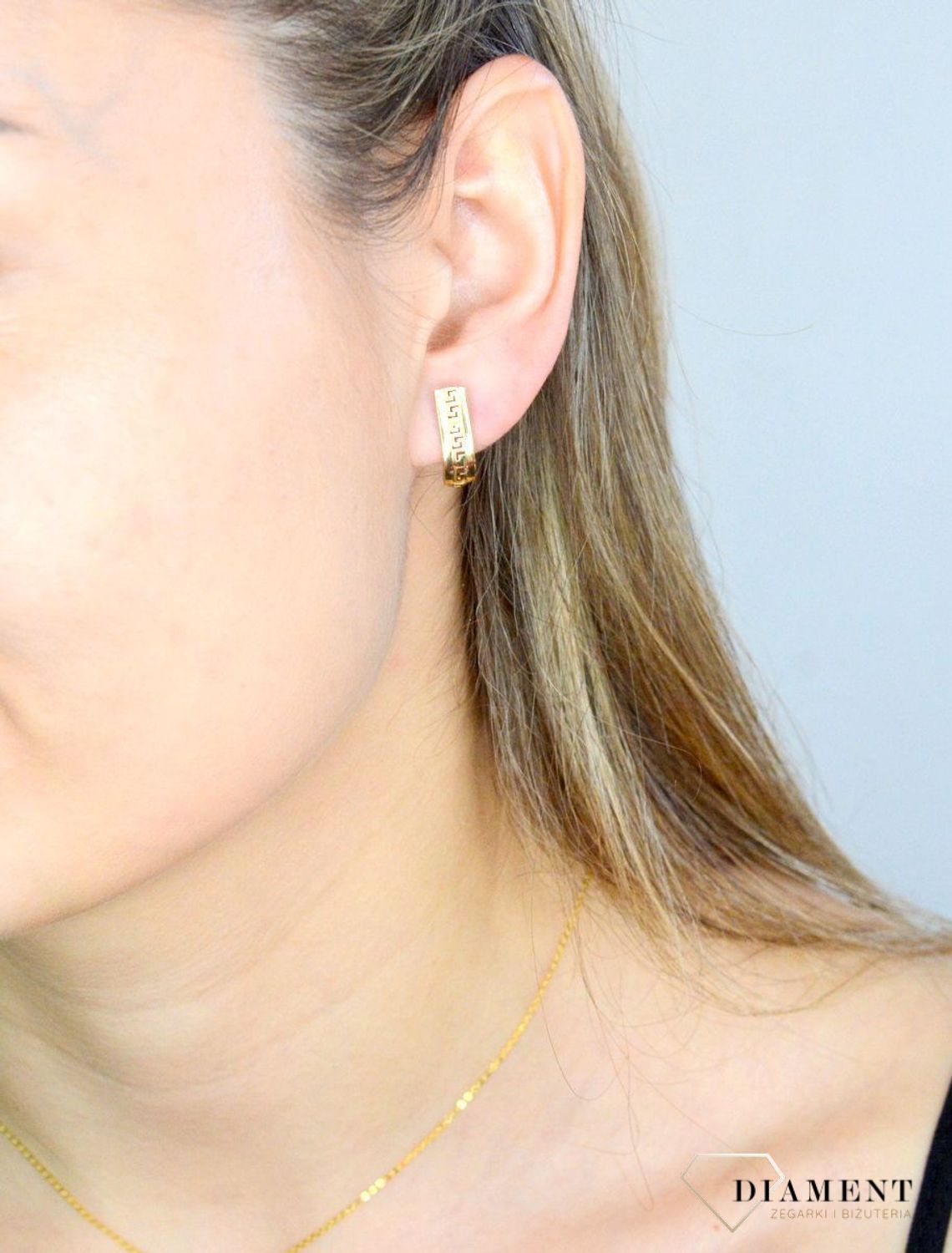 Złote kolczyki 333 'Droga grecka' DIA-KLC-9060-333. Kolczyki to dodatek idealny dla kobiet w każdym wieku. Kolczyki zostały wykonane z złota próba 333 i posiadają wygodne zapięcie angielskie. Kolczyki z motywem Drogi Greckiej..jpg