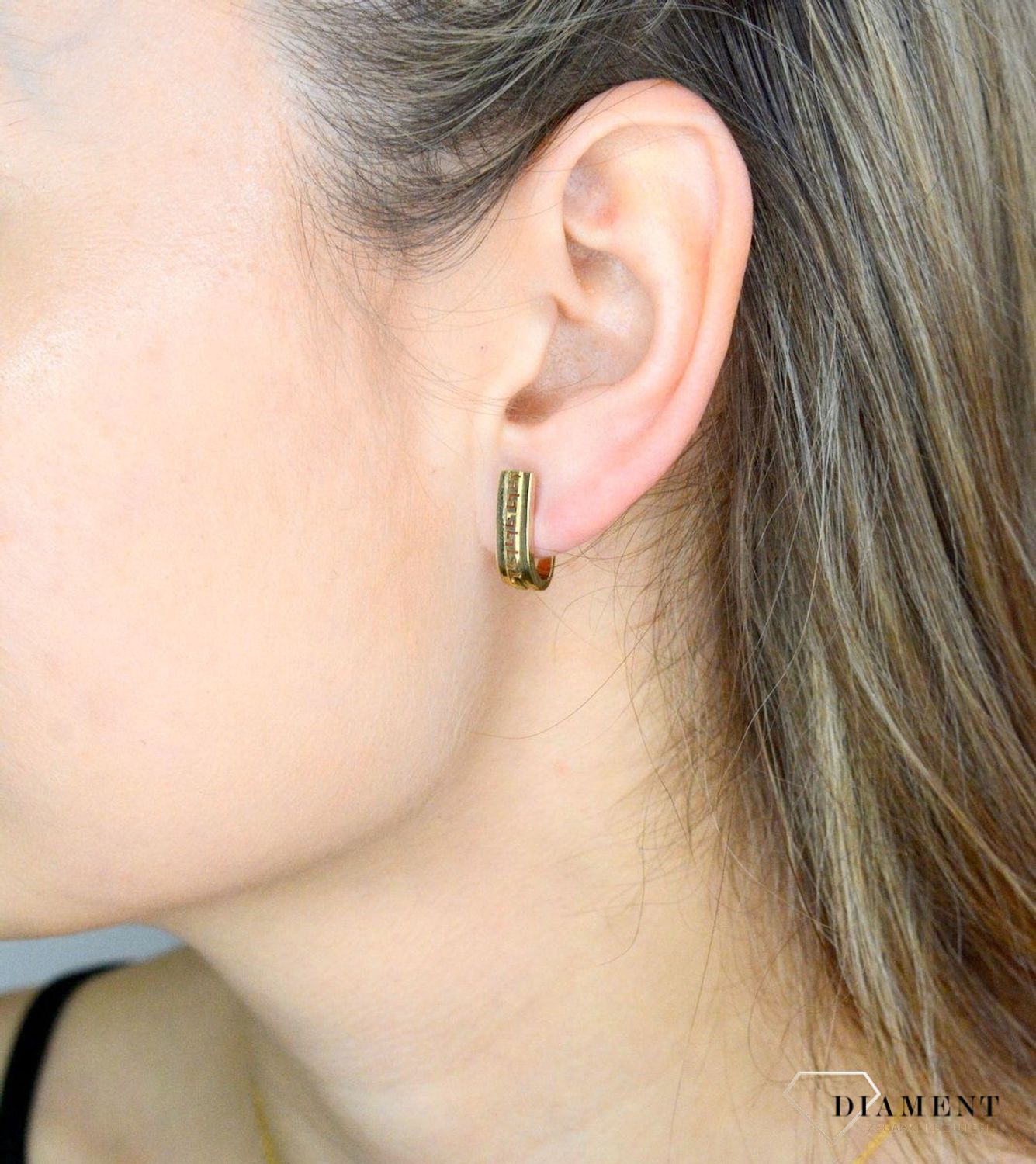 Złote kolczyki 333 'Droga grecka' DIA-KLC-9060-333. Kolczyki to dodatek idealny dla kobiet w każdym wieku. Kolczyki zostały wykonane z złota próba 333 i posiadają wygodne zapięcie angielskie. Kolczyki z motywem Drogi Greckiej..jpg