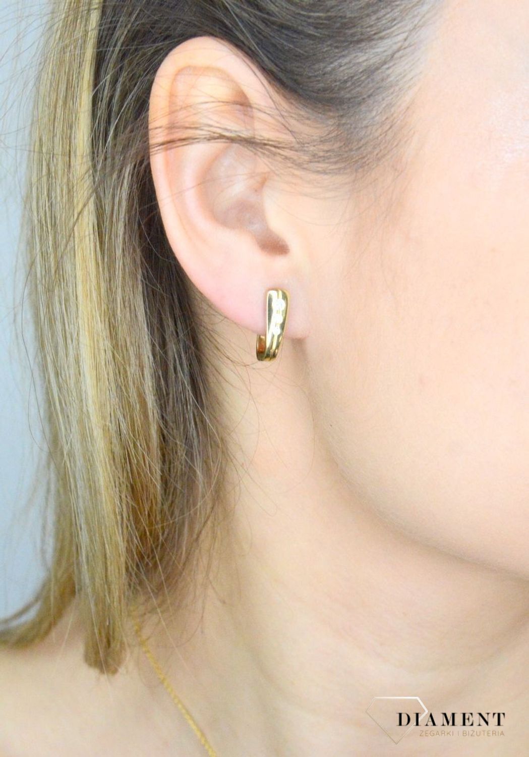 Złote kolczyki 333 ozdobione błyszczącą cyrkonią DIA-KLC-9061-333. Kolczyki to dodatek idealny dla kobiet w każdym wieku. Kolczyki zostały wykonane z złota próba 333 i posiadają wygodne zapięcie angielskie..jpg