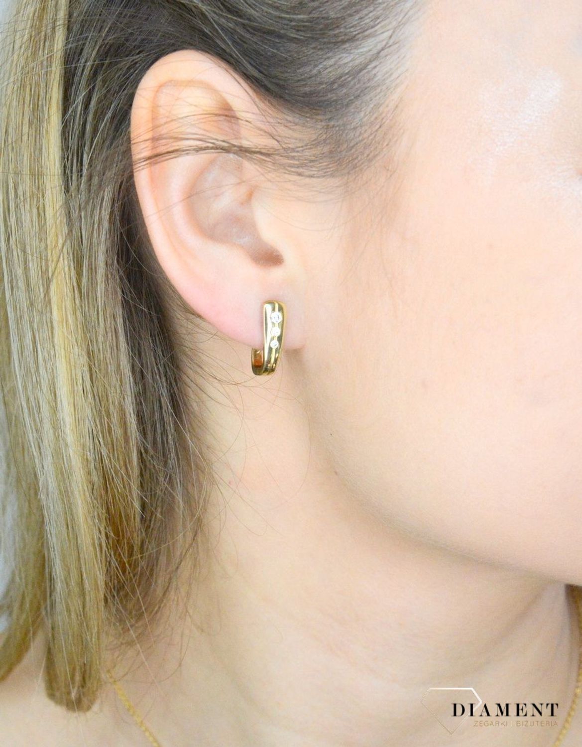 Złote kolczyki 333 ozdobione błyszczącą cyrkonią DIA-KLC-9061-333. Kolczyki to dodatek idealny dla kobiet w każdym wieku. Kolczyki zostały wykonane z złota próba 333 i posiadają wygodne zapięcie angielskie..jpg