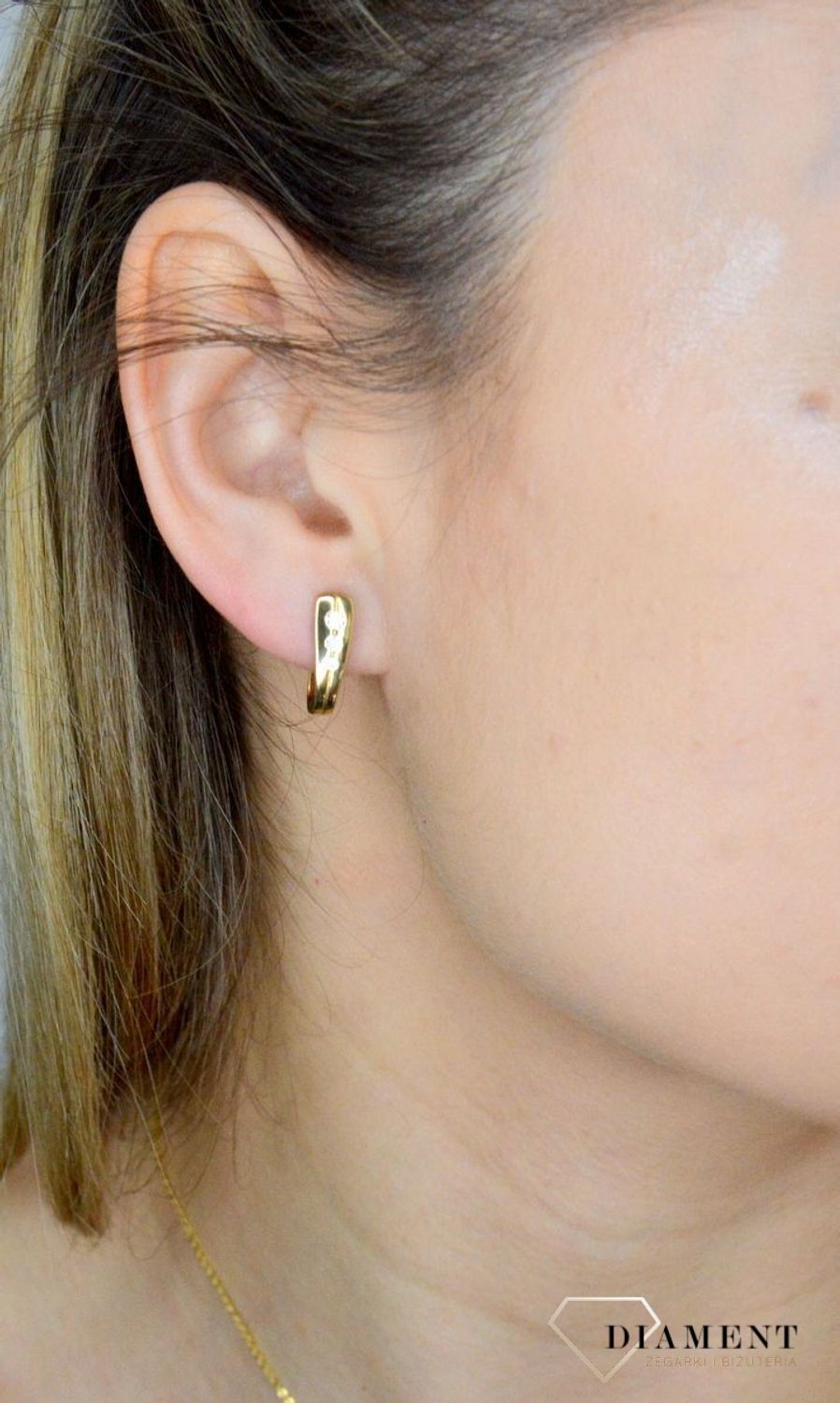Złote kolczyki 333 ozdobione błyszczącą cyrkonią DIA-KLC-9061-333. Kolczyki to dodatek idealny dla kobiet w każdym wieku. Kolczyki zostały wykonane z złota próba 333 i posiadają wygodne zapięcie angielskie..jpg