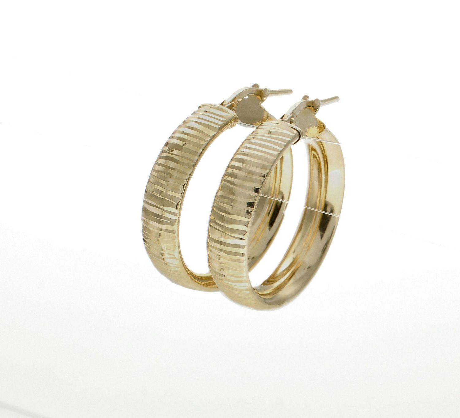 Srebrne kolczyki koła z grawerowaniem pokryte złotem 2,5cm DIA-KLC-9082-925. Piękne kolczyki z wygodnym zapięciem na zatrzask to doskonała propozycja dla osób szukających klasyki w nowym wydaniu. Całość wykonana z najwyższej j.jpg