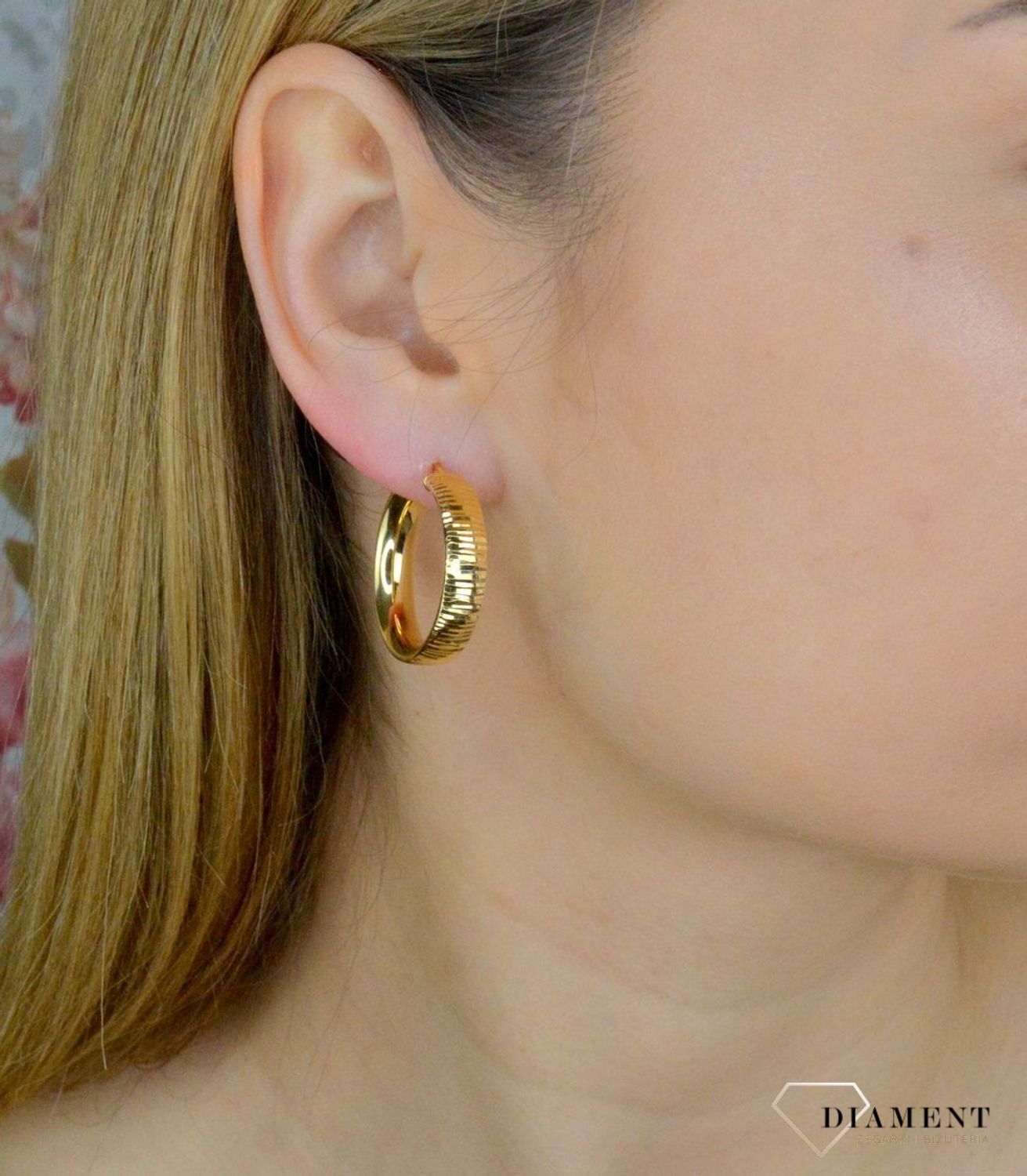 Srebrne kolczyki koła z grawerowaniem pokryte złotem 2,5cm DIA-KLC-9082-925. Piękne kolczyki z wygodnym zapięciem na zatrzask to doskonała propozycja dla osób szukających klasyki w nowym wydaniu. Całość wykonana z najwyższej j.jpg