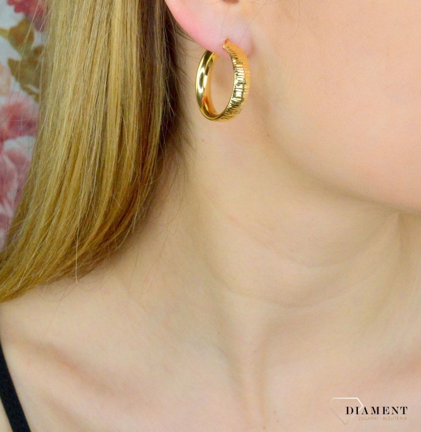 Srebrne kolczyki koła z grawerowaniem pokryte złotem 2,5cm DIA-KLC-9082-925. Piękne kolczyki z wygodnym zapięciem na zatrzask to doskonała propozycja dla osób szukających klasyki w nowym wydaniu. Całość wykonana z najwyższej j.jpg