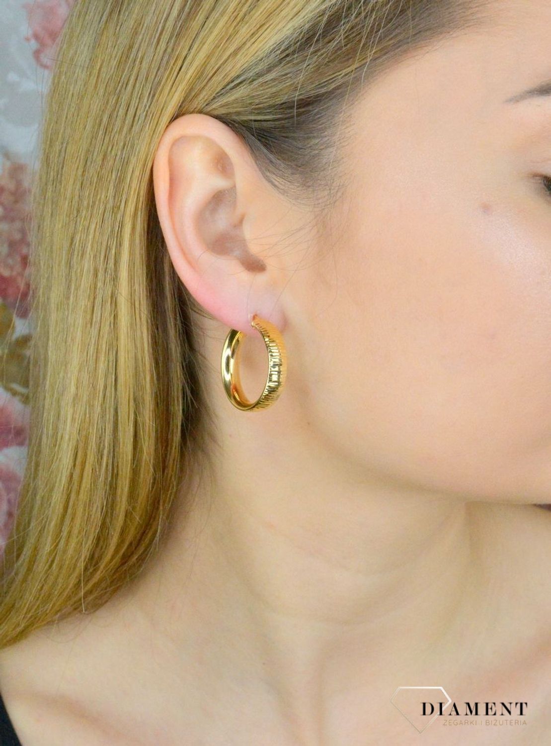 Srebrne kolczyki koła z grawerowaniem pokryte złotem 2,5cm DIA-KLC-9082-925. Piękne kolczyki z wygodnym zapięciem na zatrzask to doskonała propozycja dla osób szukających klasyki w nowym wydaniu. Całość wykonana z najwyższej j.jpg