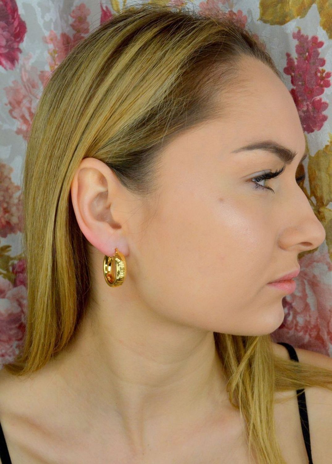 Srebrne kolczyki koła z grawerowaniem pokryte złotem DIA-KLC-9083-925.  Piękne kolczyki z wygodnym zapięciem na zatrzask to doskonała propozycja dla osób szukających klasyki w nowym wydaniu. Całość wykonana z najwyższej jakośc.jpg