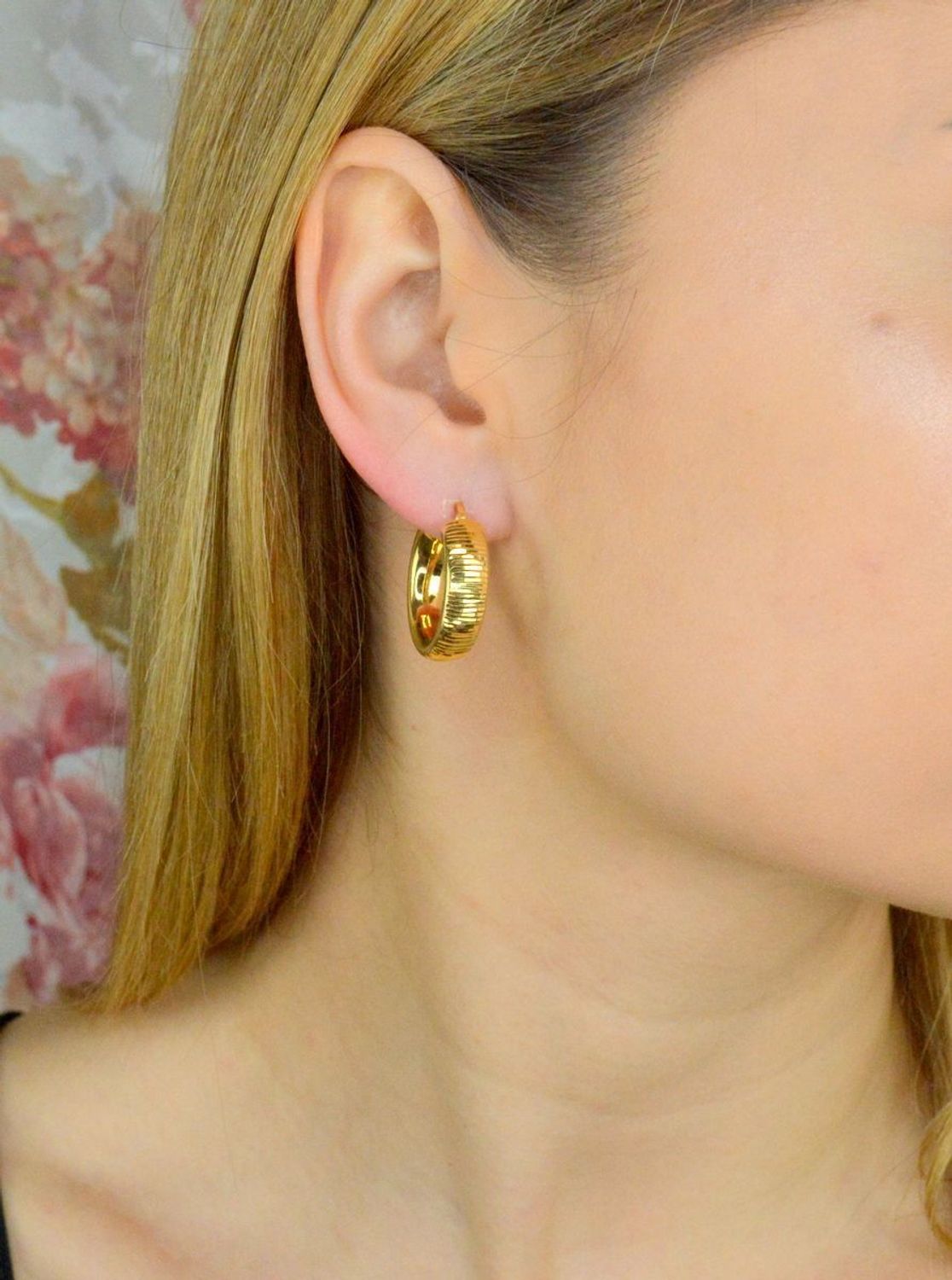 Srebrne kolczyki koła z grawerowaniem pokryte złotem DIA-KLC-9083-925.  Piękne kolczyki z wygodnym zapięciem na zatrzask to doskonała propozycja dla osób szukających klasyki w nowym wydaniu. Całość wykonana z najwyższej jakośc.jpg