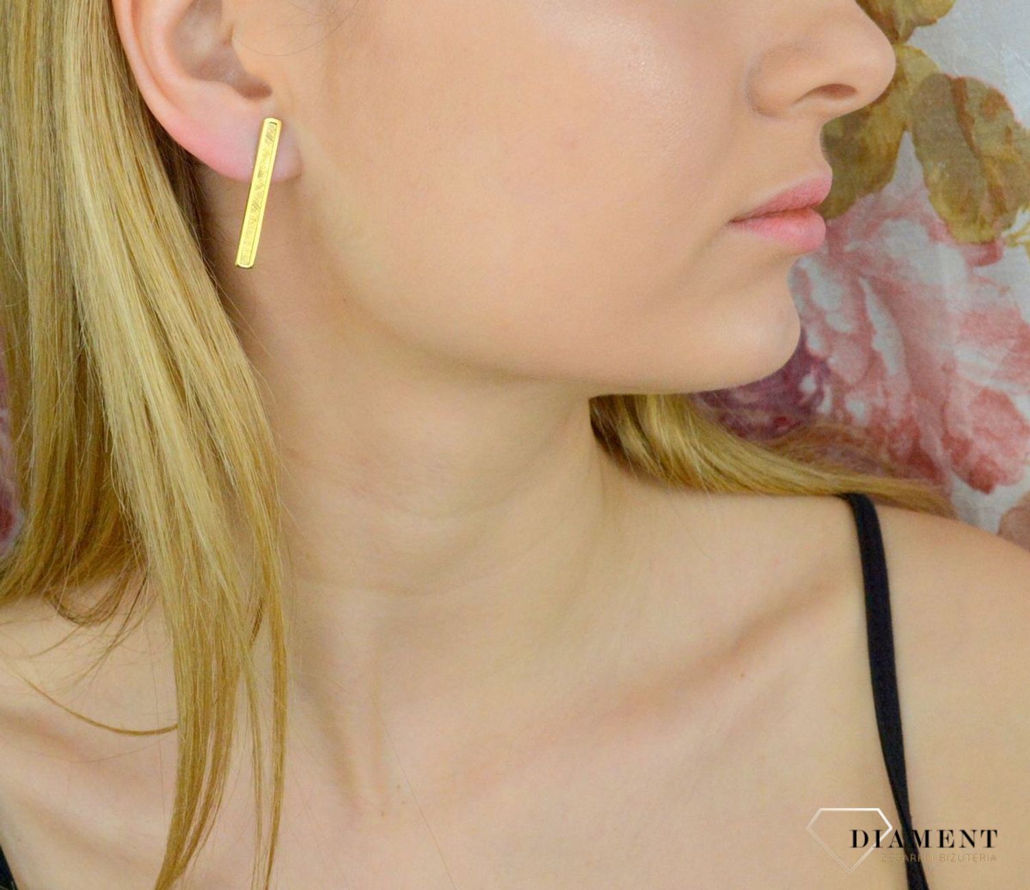 Srebrne kolczyki proste o matowym wykończeniu pokryte złotem DIA-KLC-9084-925. Piękne kolczyki z wygodnym zapięciem na sztyft to doskonała propozycja dla osób szukających klasyki w nowym wydaniu. Całość wykonana z najwyższej j.jpg