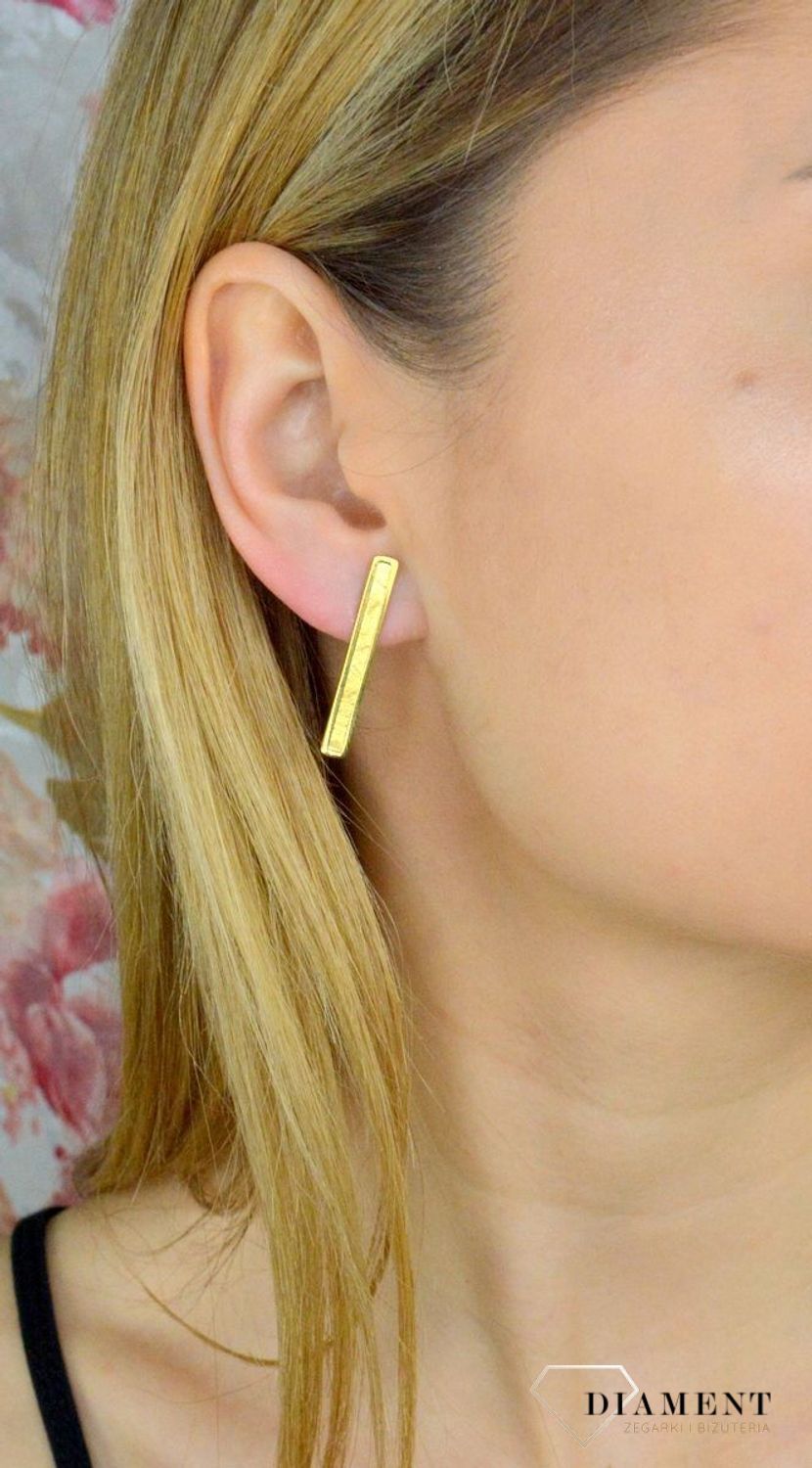 Srebrne kolczyki proste o matowym wykończeniu pokryte złotem DIA-KLC-9084-925. Piękne kolczyki z wygodnym zapięciem na sztyft to doskonała propozycja dla osób szukających klasyki w nowym wydaniu. Całość wykonana z najwyższej j.jpg