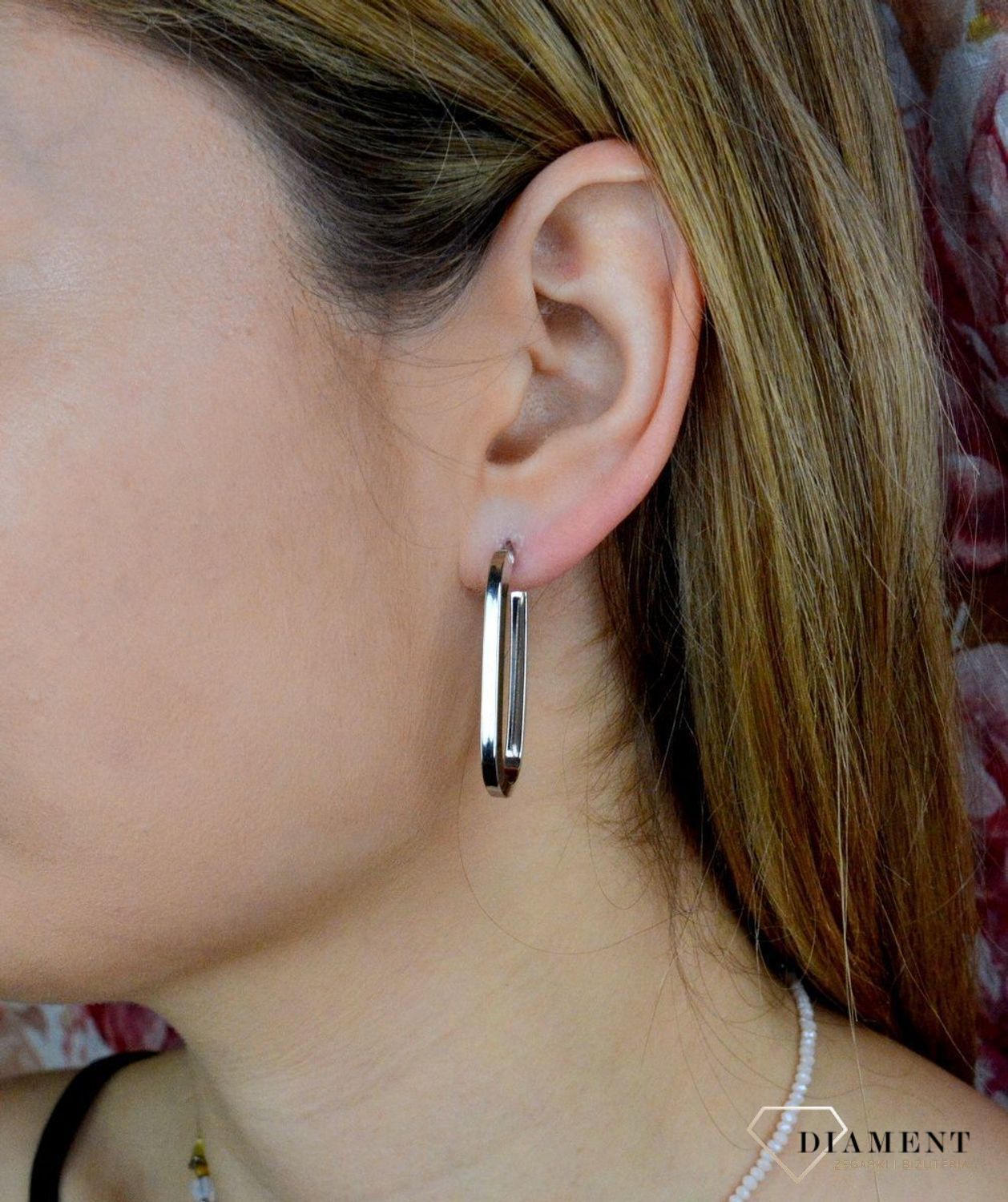 Srebrne kolczyki o owalnym kształcie DIA-KLC-9085-925. Całość wykonana z najwyższej jakości srebra próby 925. Biżuteria to świetny pomysł na prezent. Srebrne kolczyki o bardzo efektownym modelu..jpg