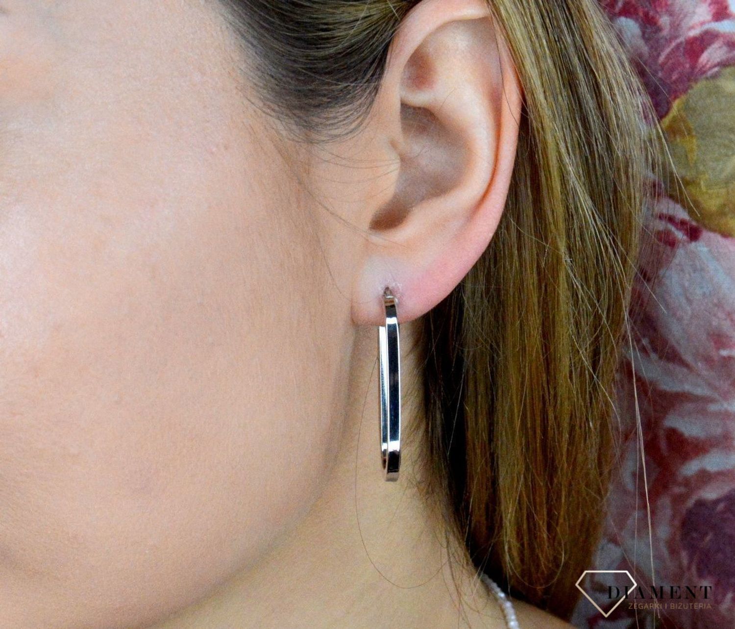 Srebrne kolczyki o owalnym kształcie DIA-KLC-9085-925. Całość wykonana z najwyższej jakości srebra próby 925. Biżuteria to świetny pomysł na prezent. Srebrne kolczyki o bardzo efektownym modelu..jpg