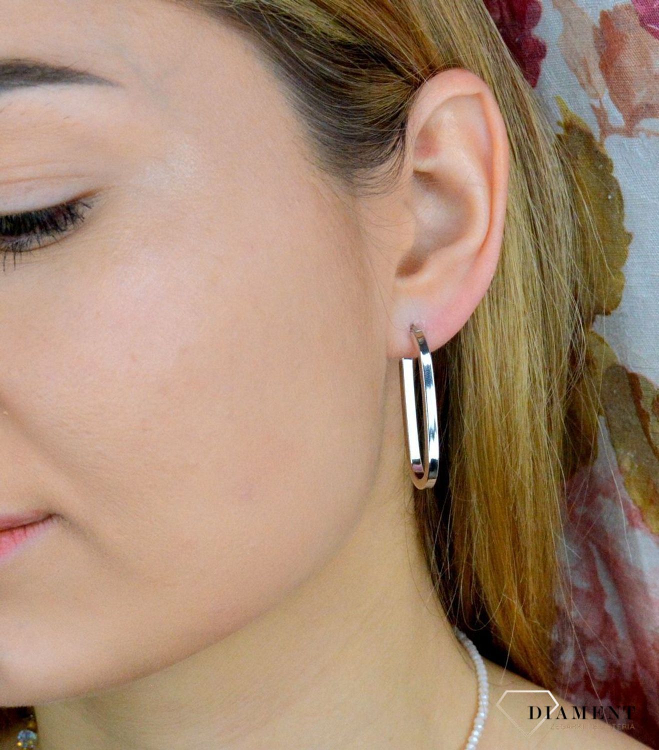 Srebrne kolczyki o owalnym kształcie DIA-KLC-9085-925. Całość wykonana z najwyższej jakości srebra próby 925. Biżuteria to świetny pomysł na prezent. Srebrne kolczyki o bardzo efektownym modelu..jpg