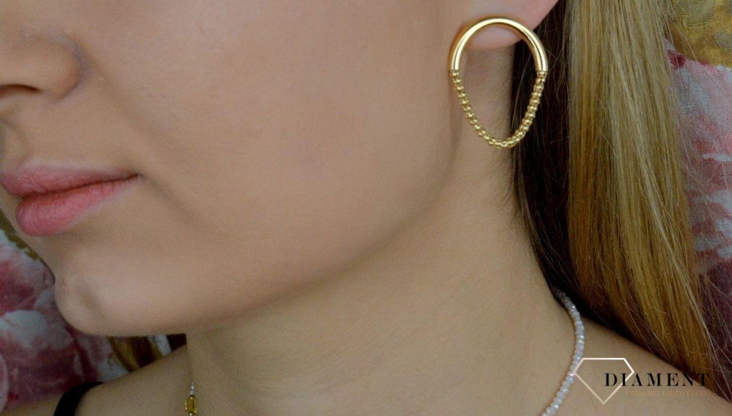 Srebrne kolczyki o nowoczesnym wzorze kółka pokryte złotem DIA-KLC-9087-925.  Kolczyki na wzór kółka z wykończeniem łańcuszkowym. Piękne kolczyki z wygodnym zapięciem na sztyft to doskonała propozycja dla osób szukających klas.jpg