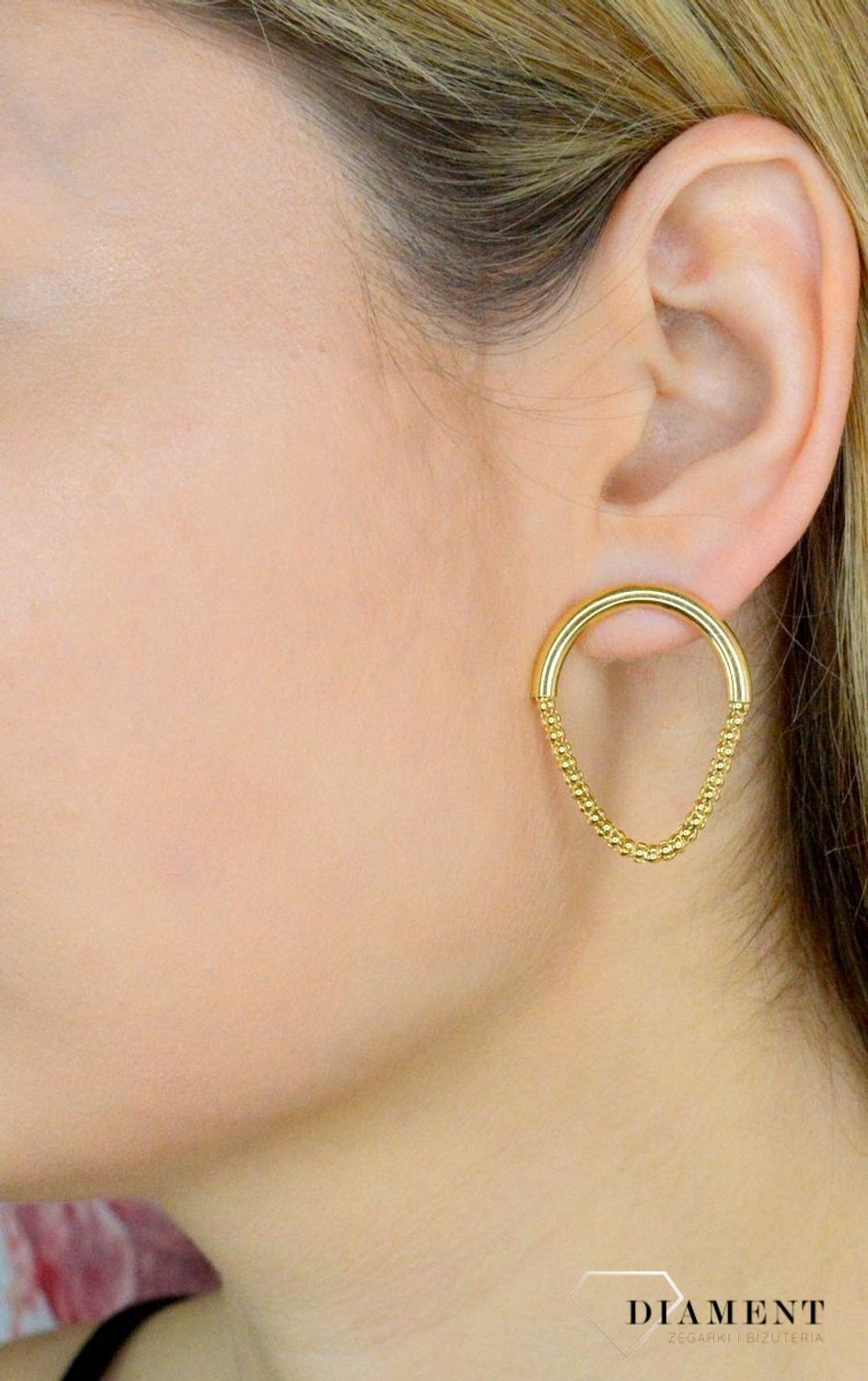 Srebrne kolczyki o nowoczesnym wzorze kółka pokryte złotem DIA-KLC-9087-925.  Kolczyki na wzór kółka z wykończeniem łańcuszkowym. Piękne kolczyki z wygodnym zapięciem na sztyft to doskonała propozycja dla osób szukających klas.jpg