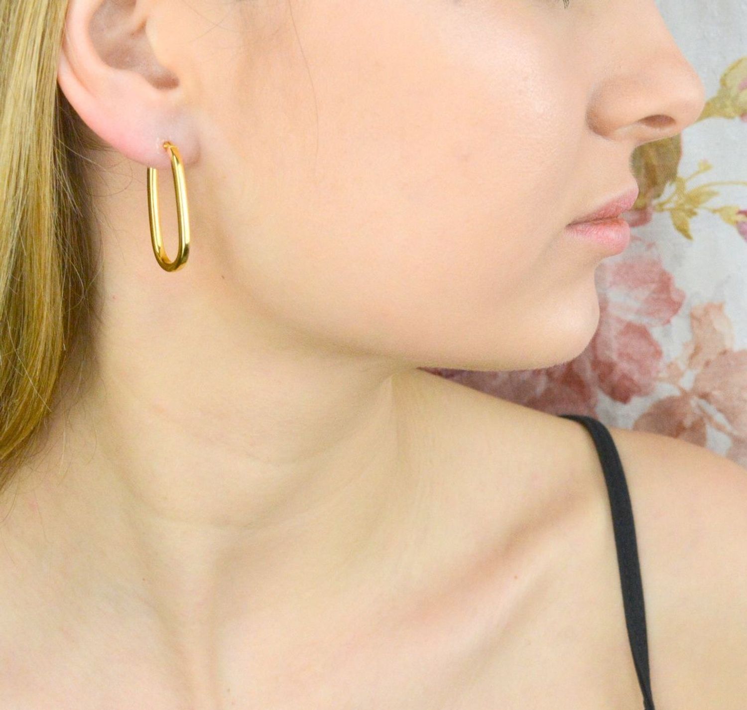 Srebrne kolczyki o owalnym kształcie pokryte złotem DIA-KLC-9088Z-925.  Kolczyki owalne podłużne dodają blasku. Piękne kolczyki z wygodnym zapięciem na zatrzask to doskonała propozycja dla osób szukających klasyki w nowym wyda.jpg