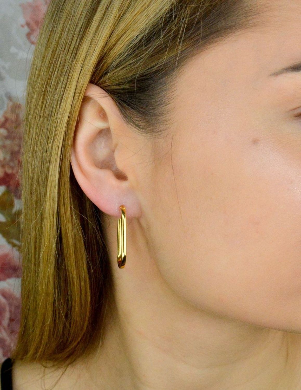 Srebrne kolczyki o owalnym kształcie pokryte złotem DIA-KLC-9088Z-925.  Kolczyki owalne podłużne dodają blasku. Piękne kolczyki z wygodnym zapięciem na zatrzask to doskonała propozycja dla osób szukających klasyki w nowym wyda.jpg