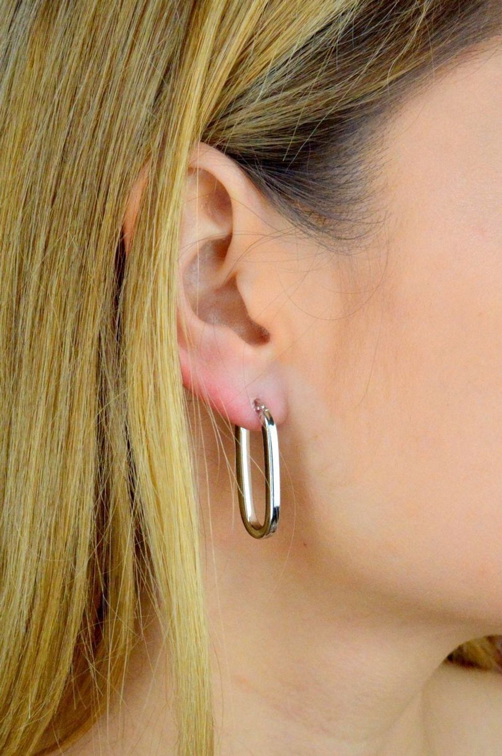 Srebrne kolczyki o owalnym kształcie DIA-KLC-9089-925. Całość wykonana z najwyższej jakości srebra próby 925. Biżuteria to świetny pomysł na prezent. Srebrne kolczyki o bardzo efektownym modelu..jpg