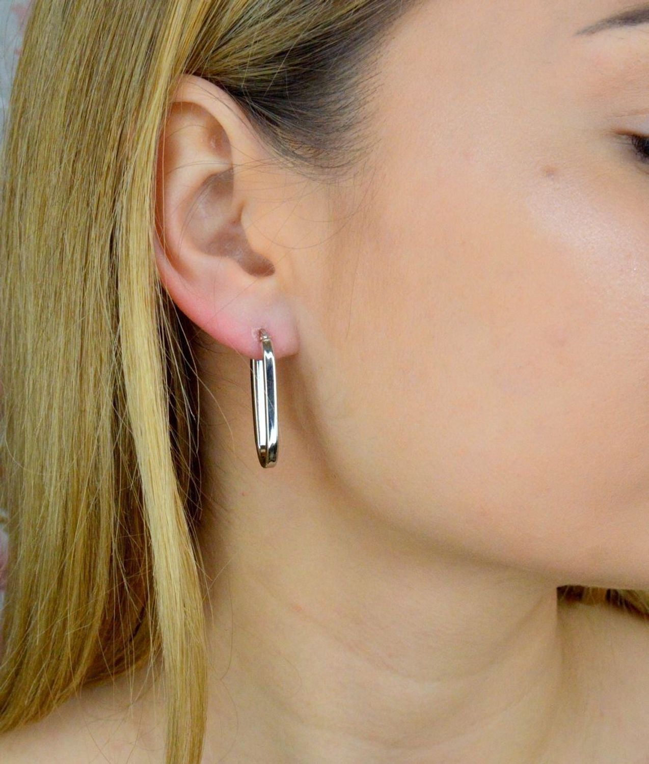 Srebrne kolczyki o owalnym kształcie DIA-KLC-9089-925. Całość wykonana z najwyższej jakości srebra próby 925. Biżuteria to świetny pomysł na prezent. Srebrne kolczyki o bardzo efektownym modelu..jpg