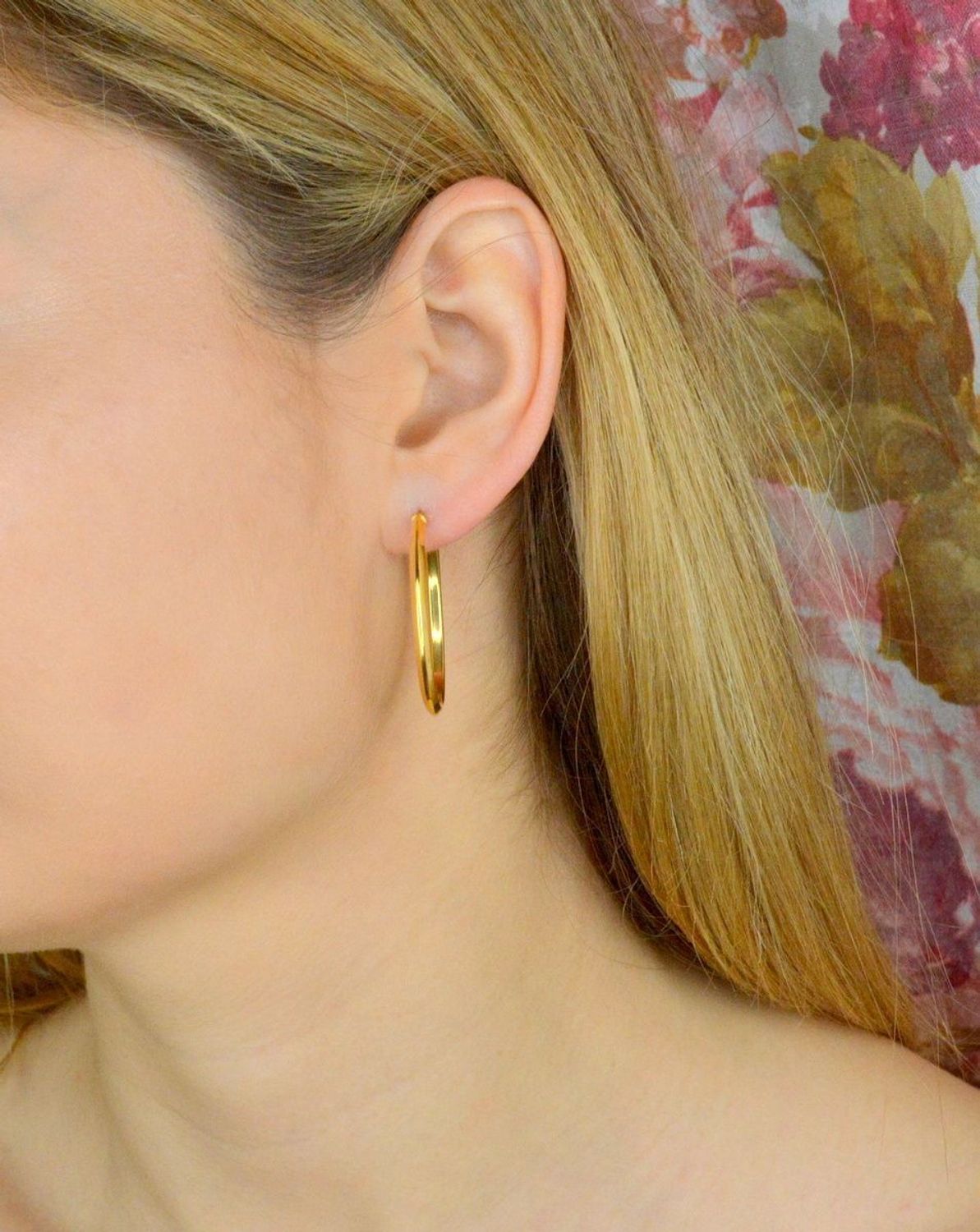 Srebrne kolczyki duże owalne pokryte złotem DIA-KLC-9090-925.  Kolczyki o kształcie owalnym. Piękne kolczyki z wygodnym zapięciem na zatrzask to doskonała propozycja dla osób szukających klasyki w nowym wydaniu..jpg