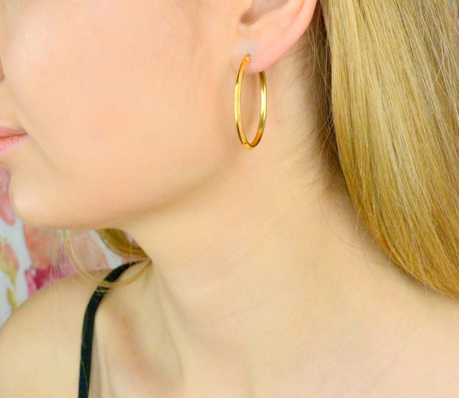 Srebrne kolczyki duże owalne pokryte złotem DIA-KLC-9090-925.  Kolczyki o kształcie owalnym. Piękne kolczyki z wygodnym zapięciem na zatrzask to doskonała propozycja dla osób szukających klasyki w nowym wydaniu..jpg