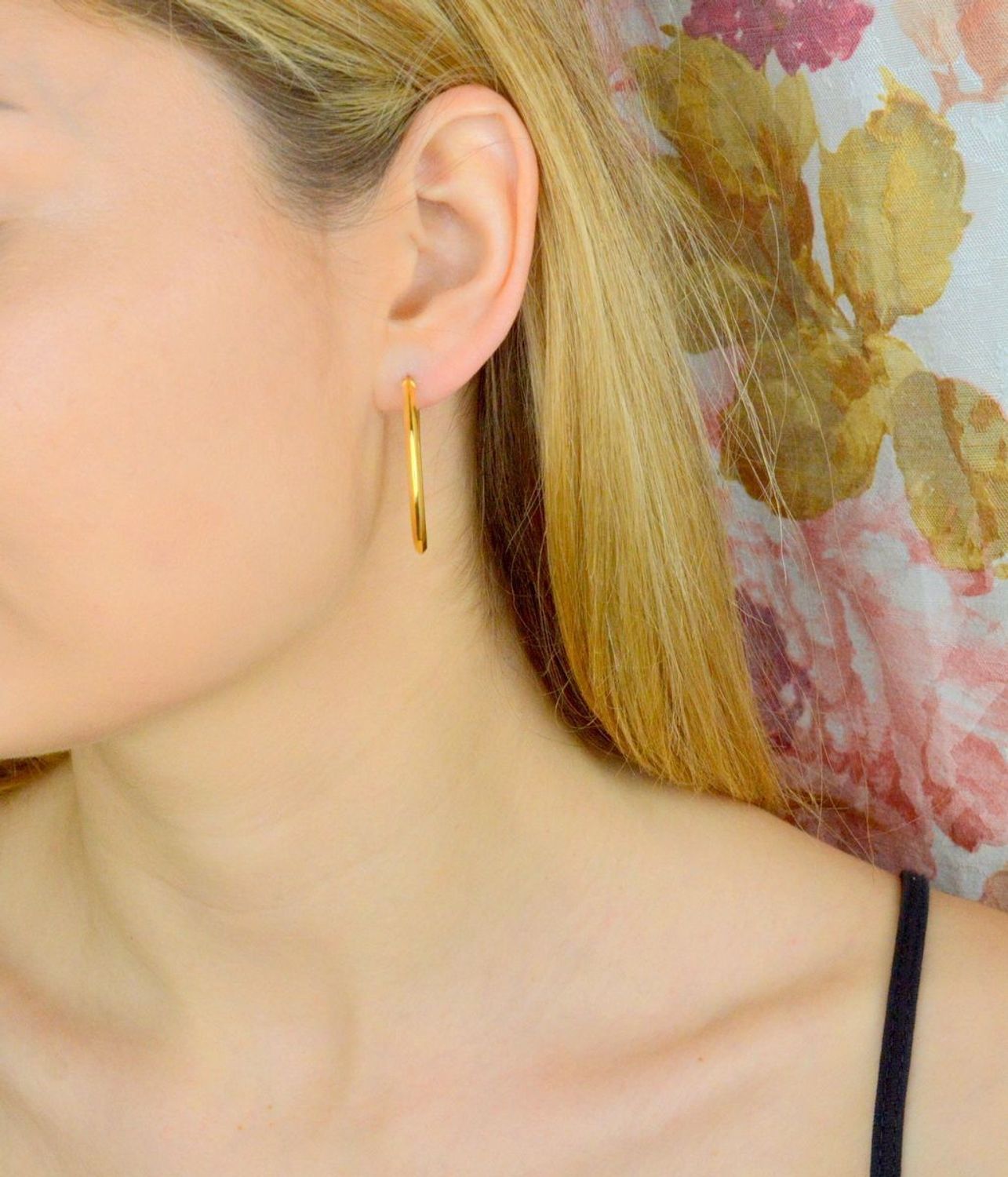 Srebrne kolczyki duże owalne pokryte złotem DIA-KLC-9090-925.  Kolczyki o kształcie owalnym. Piękne kolczyki z wygodnym zapięciem na zatrzask to doskonała propozycja dla osób szukających klasyki w nowym wydaniu..jpg